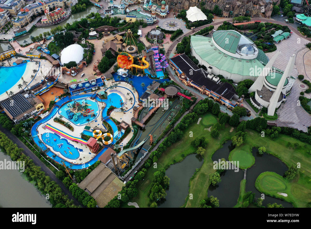 Xuzhou, Jiangsu, Chine. 6e août 2019. Jiangsu, Chine-photo aérienne montre Chine parc des dinosaures à Changzhou, Jiangsu province, le 5 août, 2019.fondée en 2000, Shanghai China Dinosaur Park est un parc à thème des dinosaures l'intégration de la vulgarisation scientifique, de divertissement et de performance.Il est connu sous le nom de ''Jurassic orientale''.Le parc a sept secteurs thématiques, plus de 50 projets d'extrême, plus de 10 différents styles de spectacles à thème chaque jour. Crédit : SIPA Asie/ZUMA/Alamy Fil Live News Banque D'Images