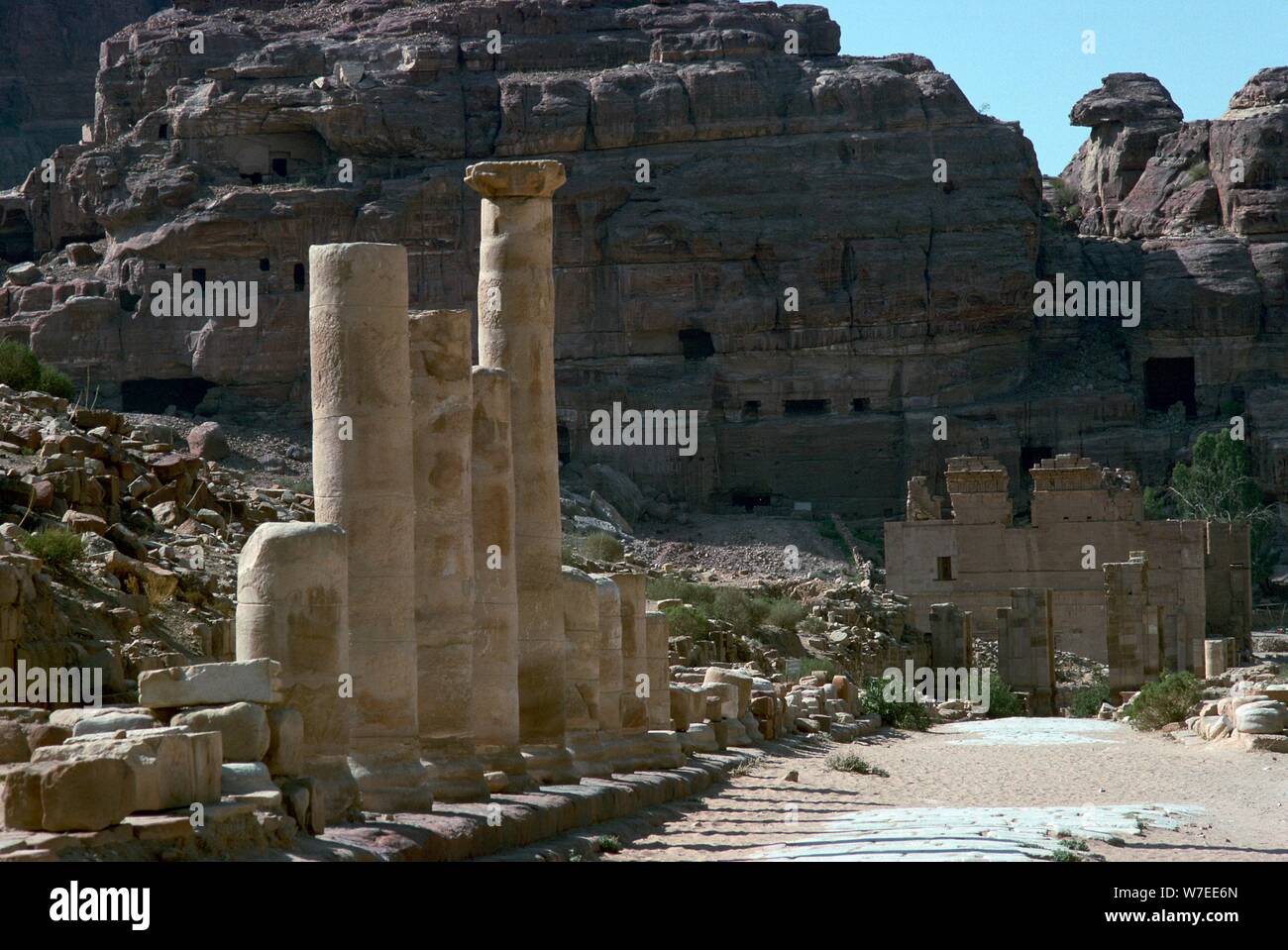 La rue à colonnade dans le centre de Petra. Artiste : Inconnu Banque D'Images