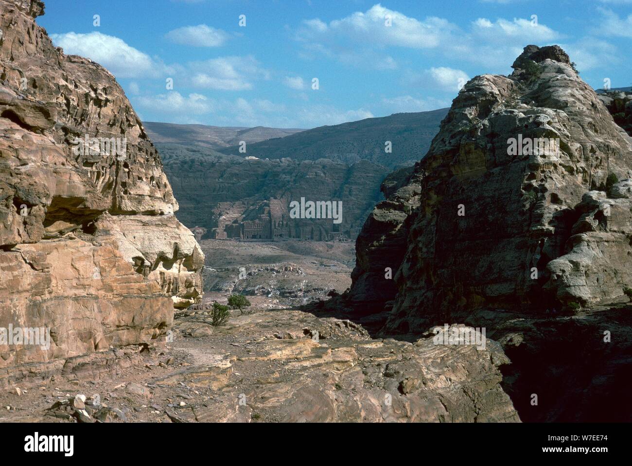 À la recherche jusqu'à la 'Royal Tombs' à Petra. Artiste : Inconnu Banque D'Images
