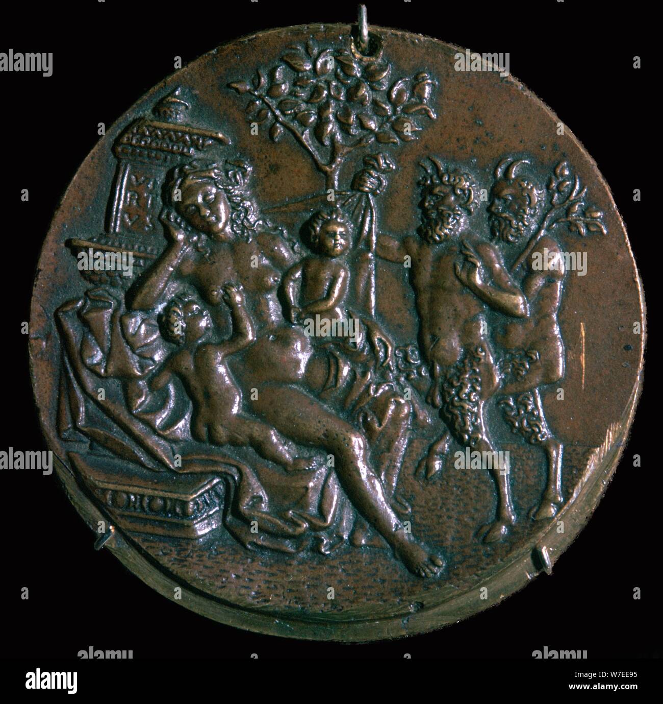 Médaille de la nymphe d'un coin chambre et deux satyres, 16ème siècle. Artiste : Giovanni Antonio da Brescia Banque D'Images