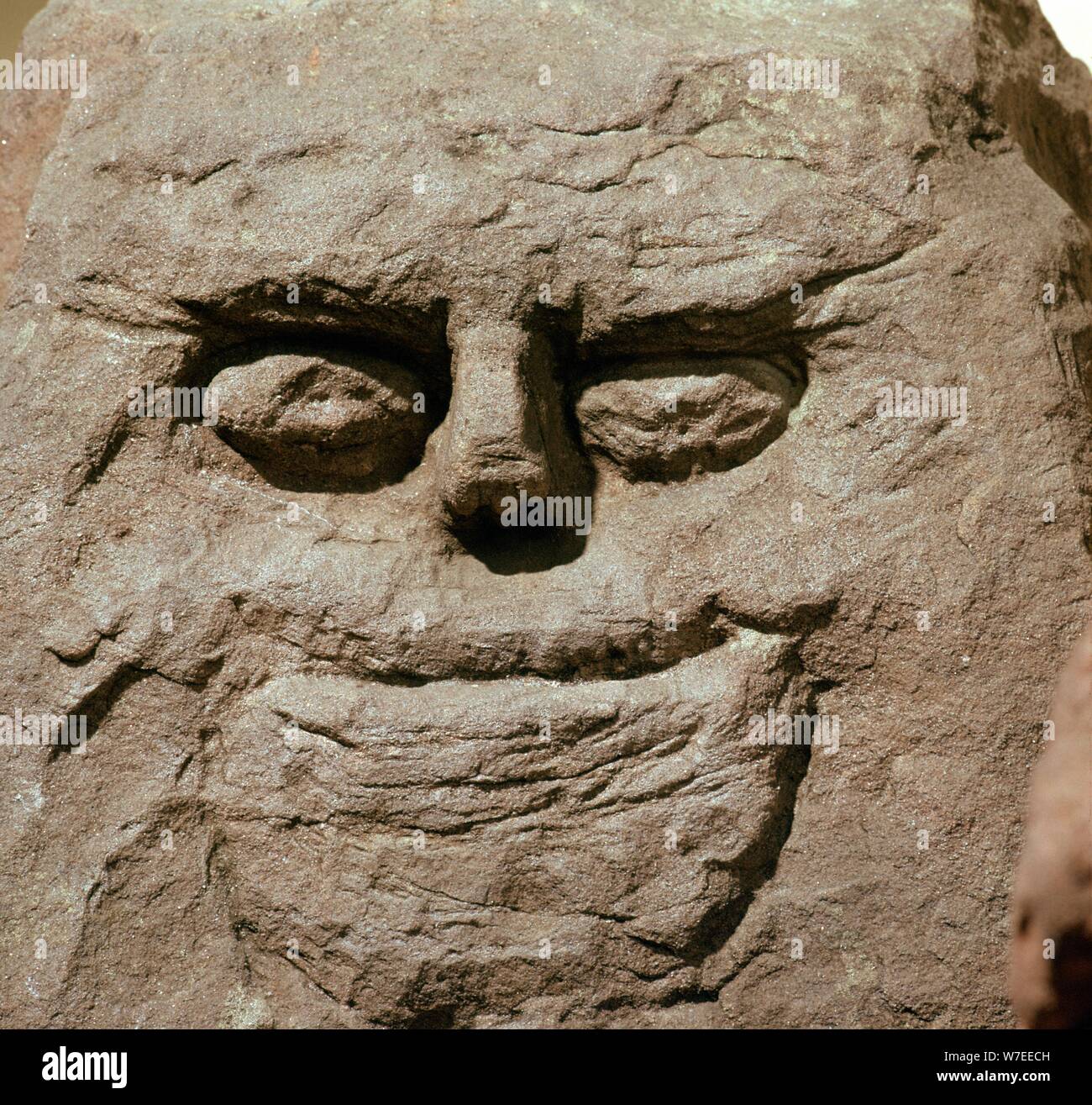 Tête de pierre païenne. Artiste : Inconnu Banque D'Images