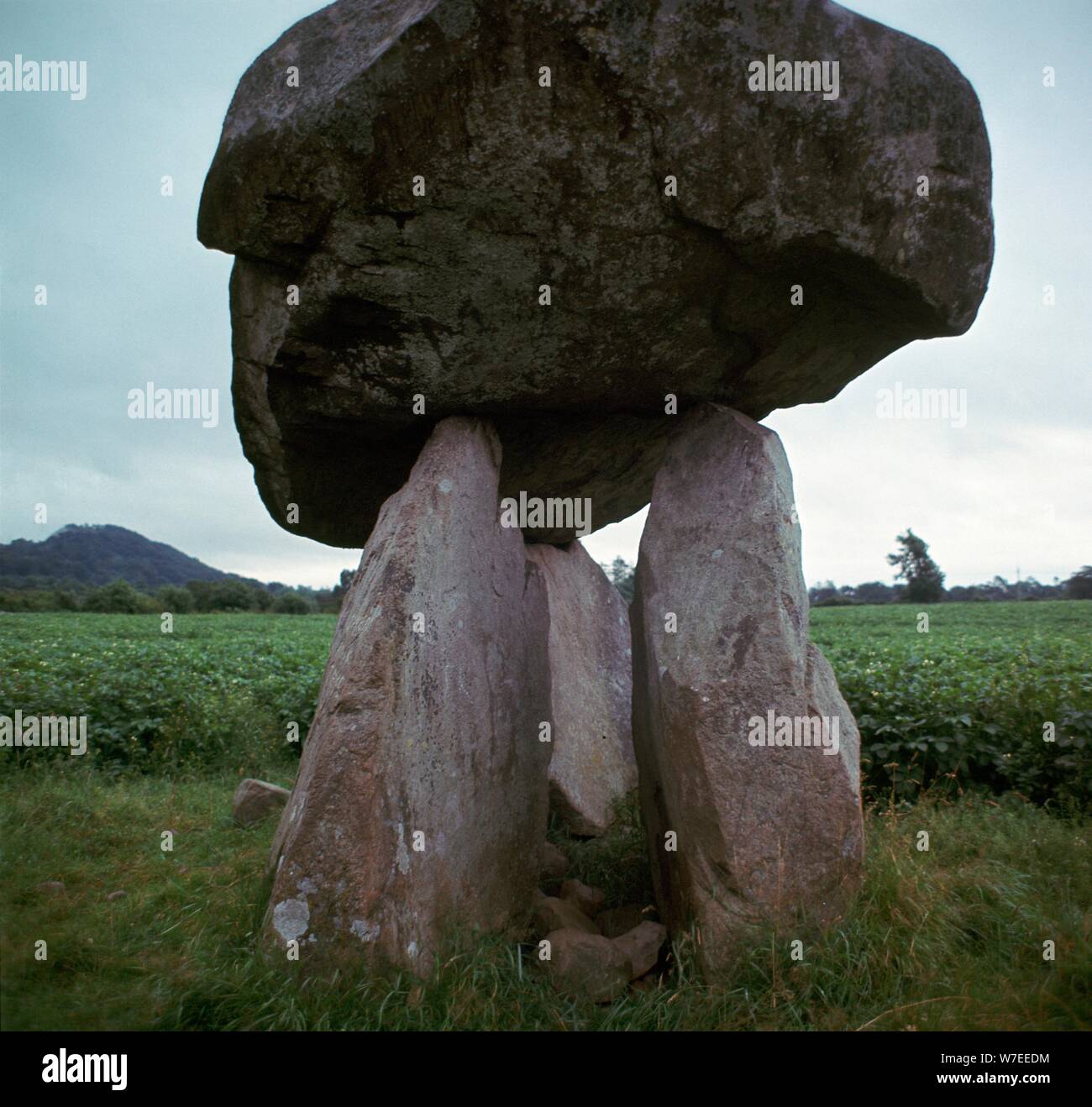 Dolmen de Proleek, 21ème siècle avant J.-C.. Artiste : Inconnu Banque D'Images