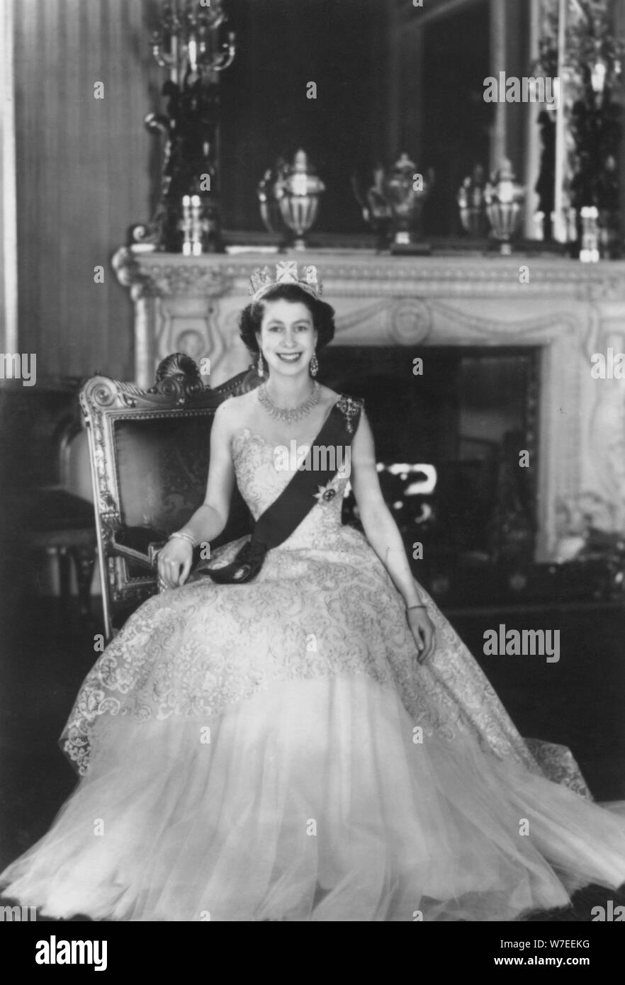 Sa Majesté la Reine Elizabeth II à Buckingham Palace, le 12 mars 1953. Artiste : Henry Sterling Nahum Baron Banque D'Images