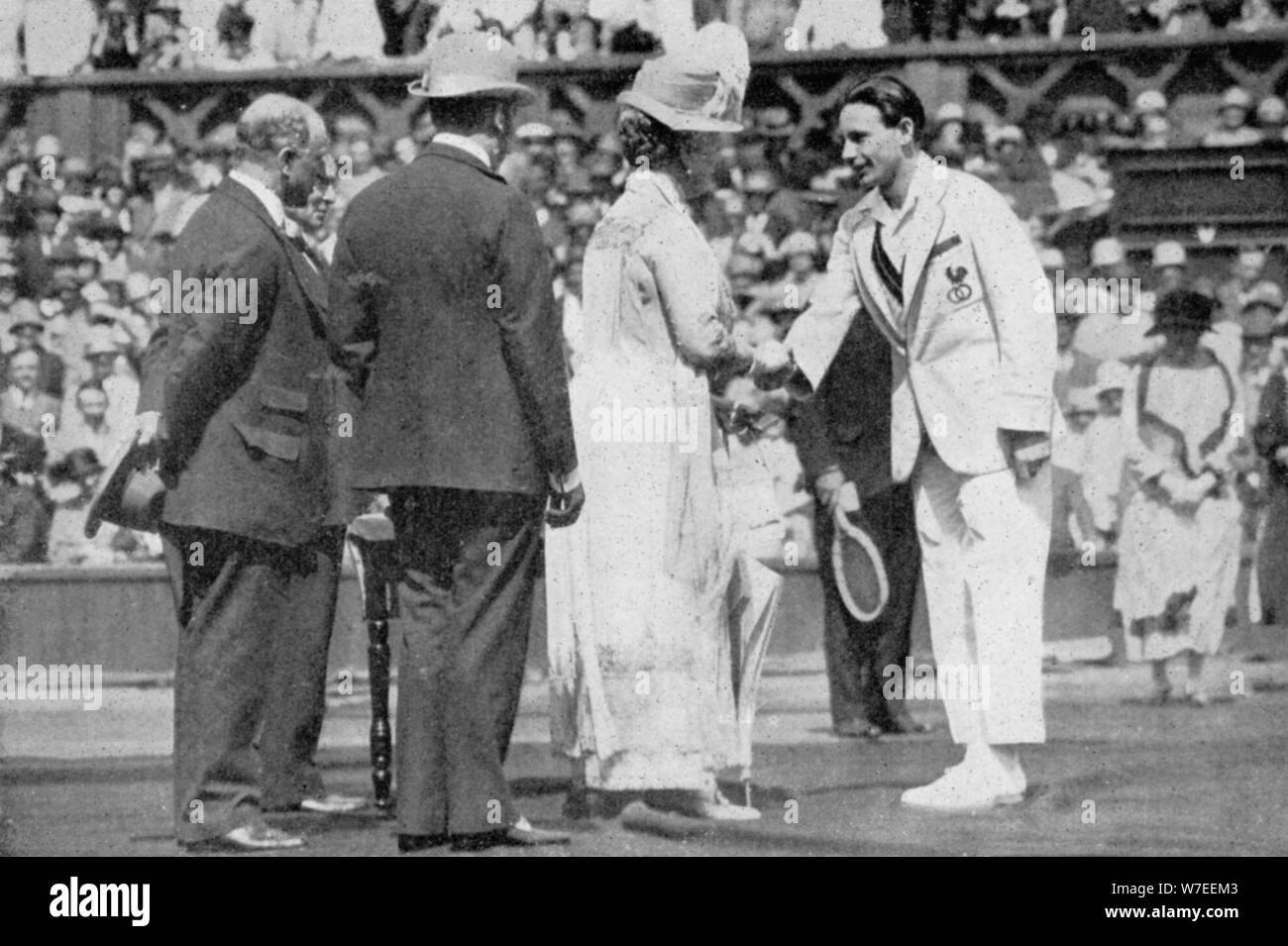Jean Borotra reçoit sa médaille de la Queen Mary sur le court central, 1926. Artiste : London News Agency Banque D'Images