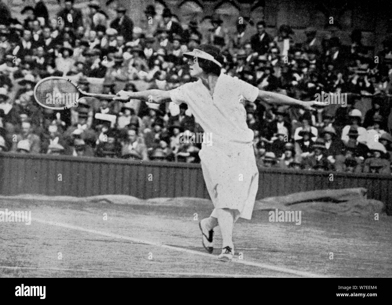 Helen Wills jouer sa première finale de Wimbledon contre Kathleen McKane, 1924. Artiste : appuyez sur Banque D'Images