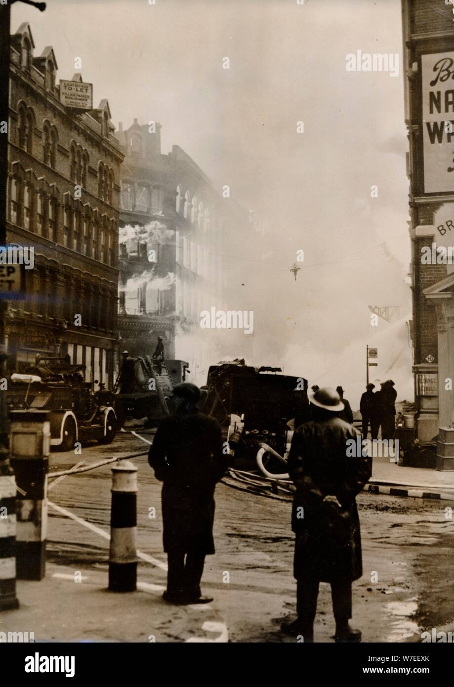 Incendie causé par des bombes incendiaires allemandes, Londres, la seconde guerre mondiale, c1940-c1944. Artiste : Inconnu Banque D'Images