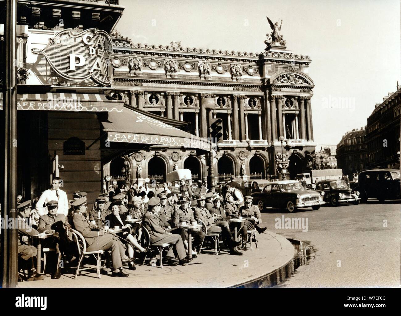 Les troupes allemandes d'occupation en dehors de la Café de la paix, Paris, la seconde guerre mondiale, c1940-c1944. Artiste : Inconnu Banque D'Images