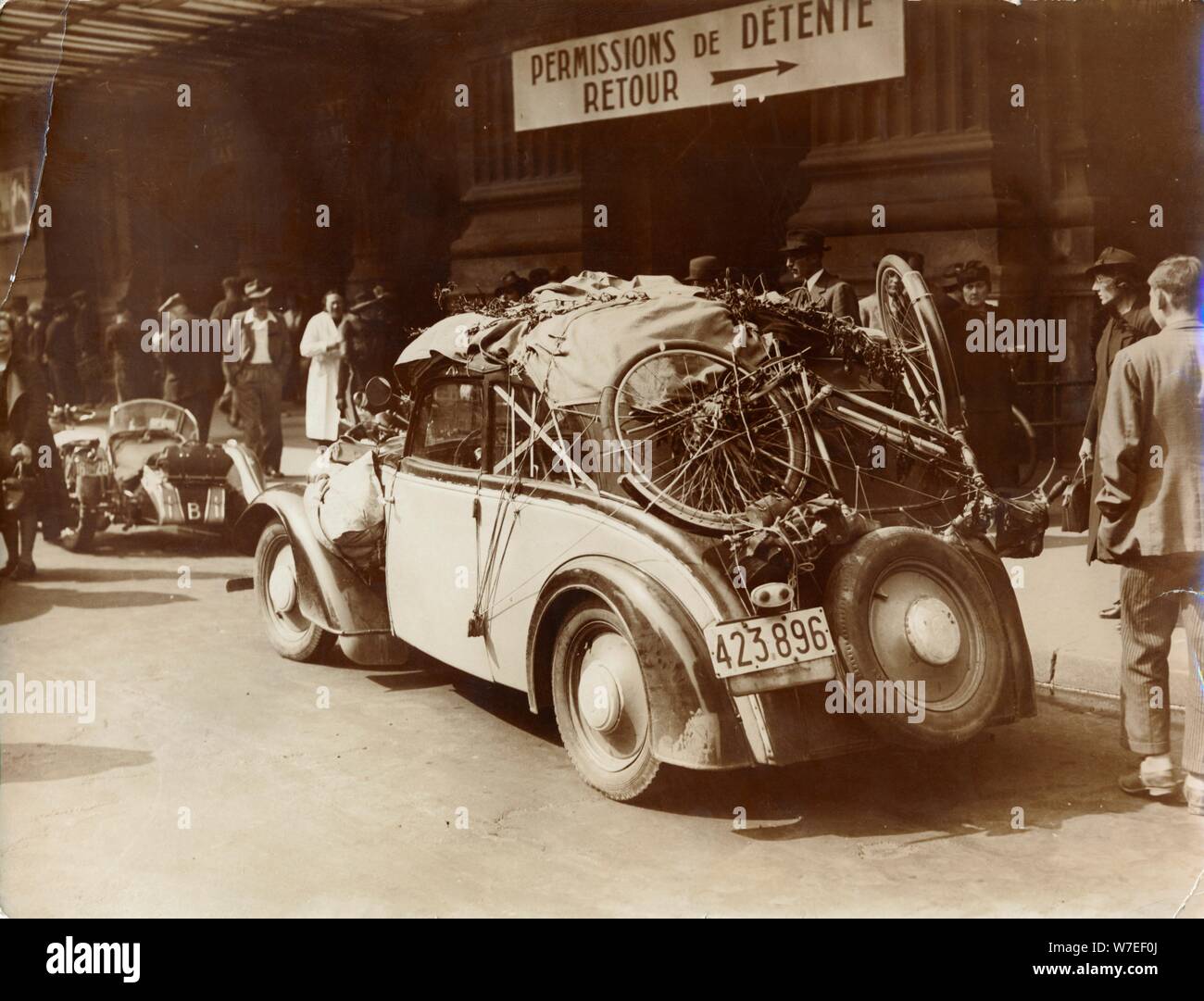 Arrivée en voiture de réfugiés de Belgique à Paris, la seconde guerre mondiale, mai 1940. Artiste : Inconnu Banque D'Images