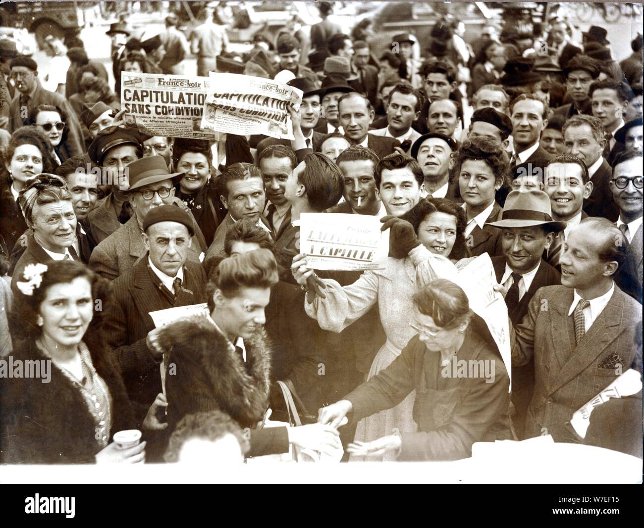 Célébrations du Jour de la victoire, Paris, 8 mai 1945. Artiste : Inconnu Banque D'Images