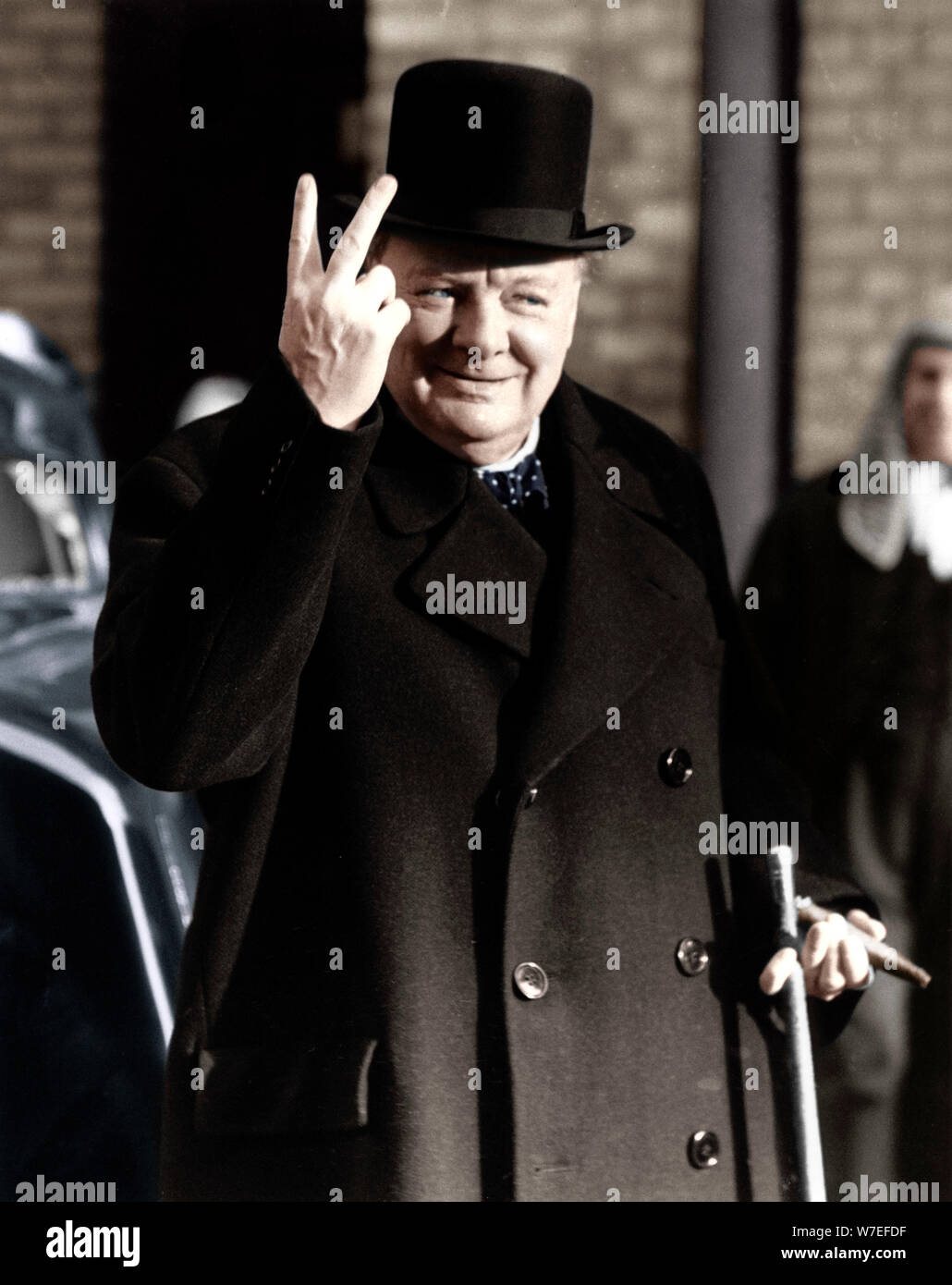 Winston Churchill faisant son célèbre signe V de la Victoire, 1942. Artiste : Inconnu Banque D'Images