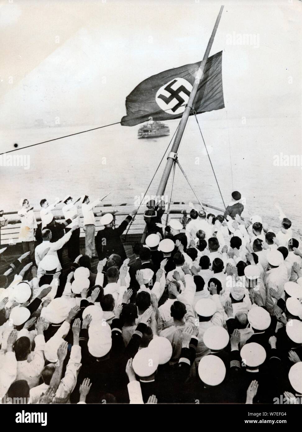 Un hommage au parti nazi drapeau sur le SS Bremen, New York, c1935. Artiste : Inconnu Banque D'Images