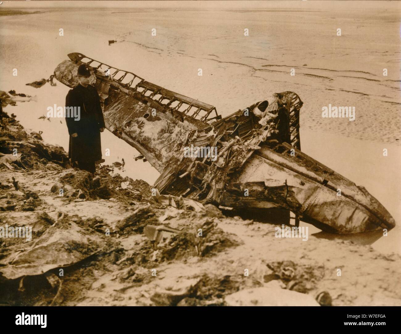 Un avion allemand abattu sur la côte anglaise, c1939-c1945. Artiste : Inconnu Banque D'Images