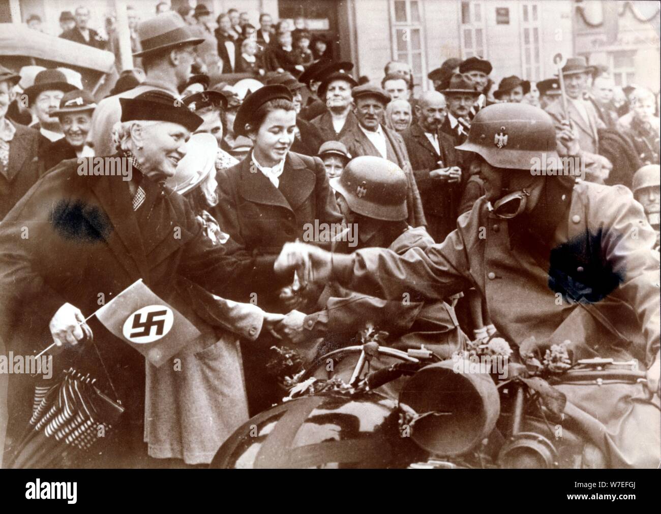 Les troupes allemandes sont accueillis par une foule en Luknov, la République tchèque, c1939. Artiste : Inconnu Banque D'Images