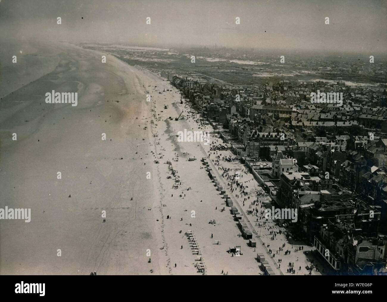 Vue aérienne des plages de Dunkerque pendant les cérémonies du 10e anniversaire, juin 1950. Artiste : Inconnu Banque D'Images