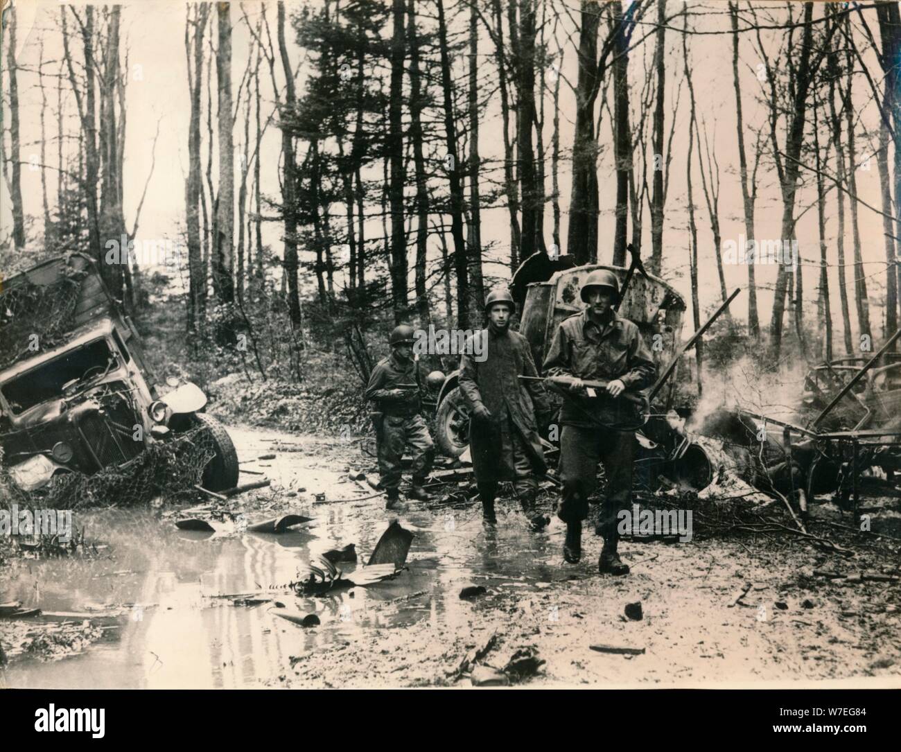 Véhicules allemands détruits dans une forêt sur la route de Saverne, novembre 1944. Artiste : Inconnu Banque D'Images