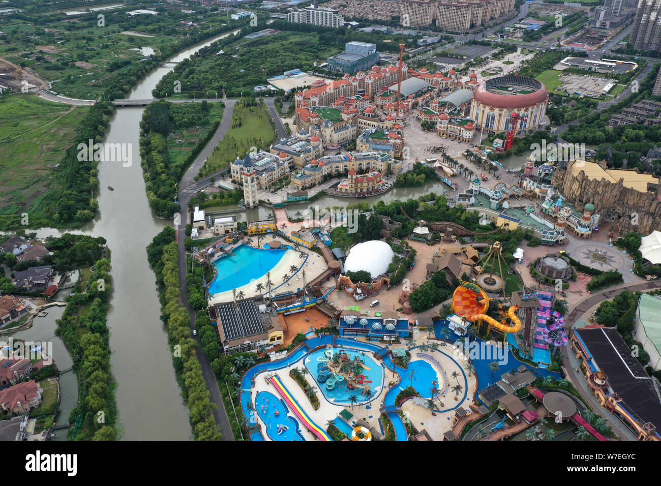 Xuzhou, Jiangsu, Chine. 6e août 2019. Jiangsu, Chine-photo aérienne montre Chine parc des dinosaures à Changzhou, Jiangsu province, le 5 août, 2019.fondée en 2000, Shanghai China Dinosaur Park est un parc à thème des dinosaures l'intégration de la vulgarisation scientifique, de divertissement et de performance.Il est connu sous le nom de ''Jurassic orientale''.Le parc a sept secteurs thématiques, plus de 50 projets d'extrême, plus de 10 différents styles de spectacles à thème chaque jour. Crédit : SIPA Asie/ZUMA/Alamy Fil Live News Banque D'Images