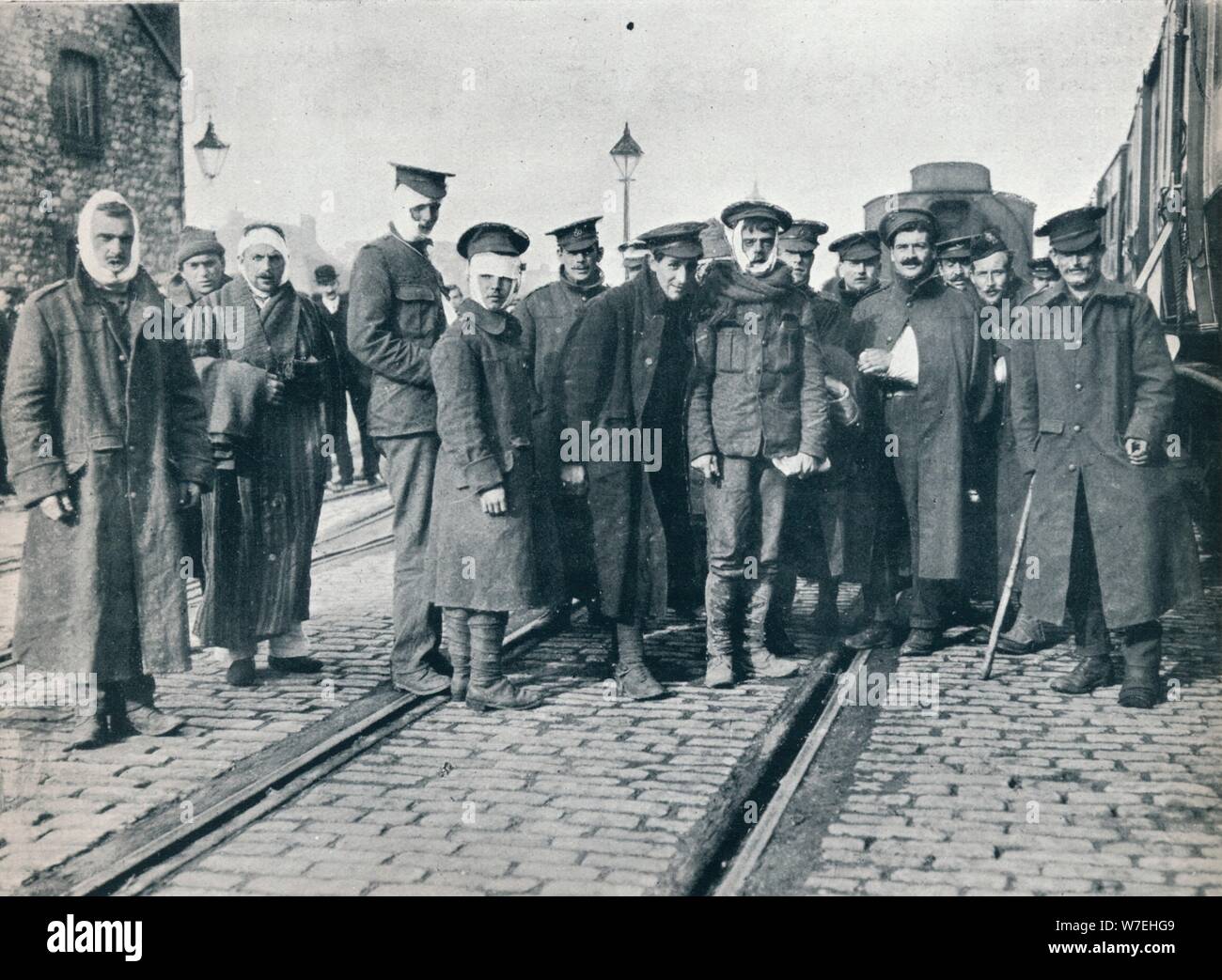 Un lot de Neuve Chapelle blessé sur une station de chemin de fer française, 1915. Artiste : Inconnu Banque D'Images