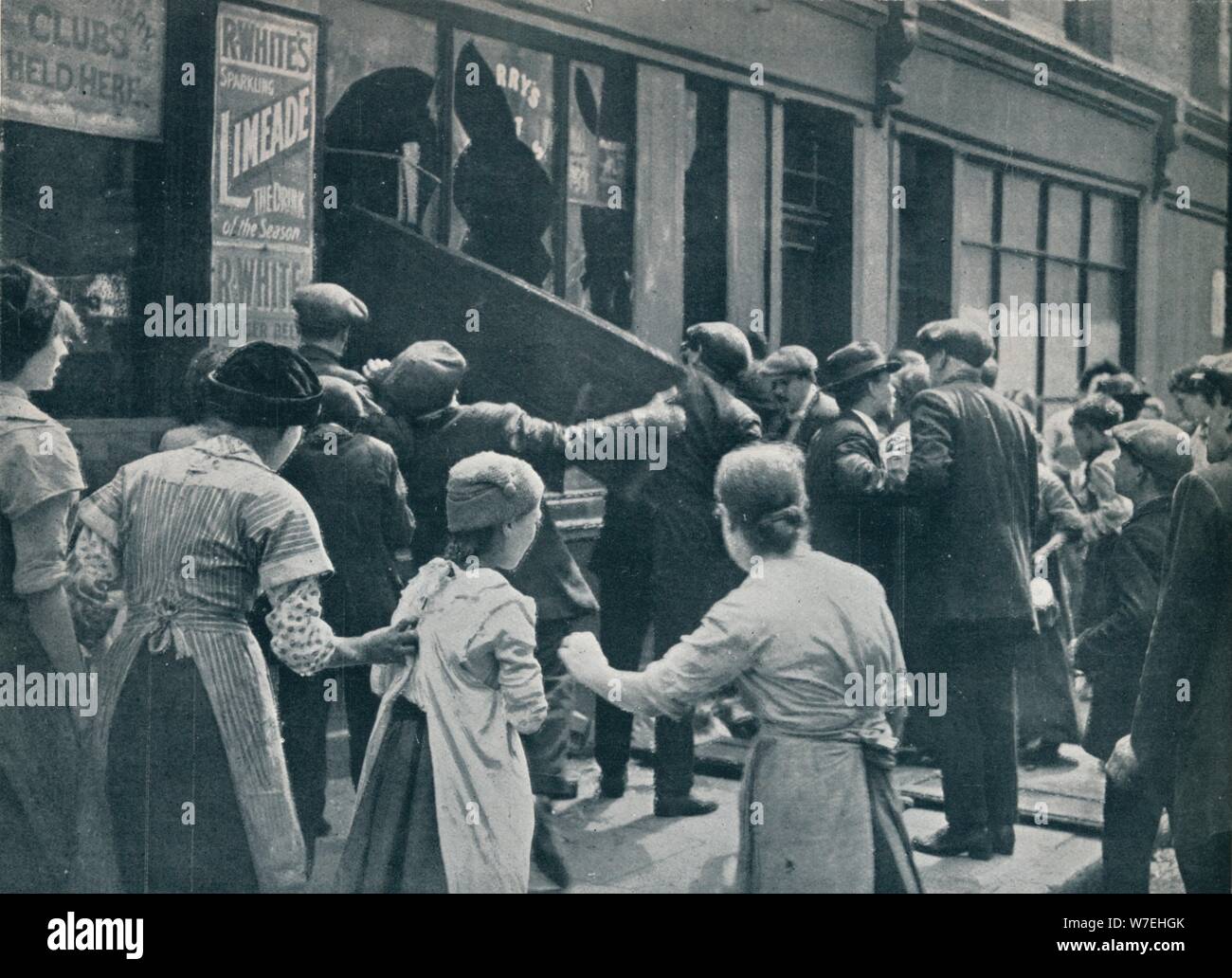 Émeutes à Londres sentiment anti-allemand : une foule de rupture dans les fenêtres d'une boutique allemande', c1914. Artiste : Inconnu Banque D'Images