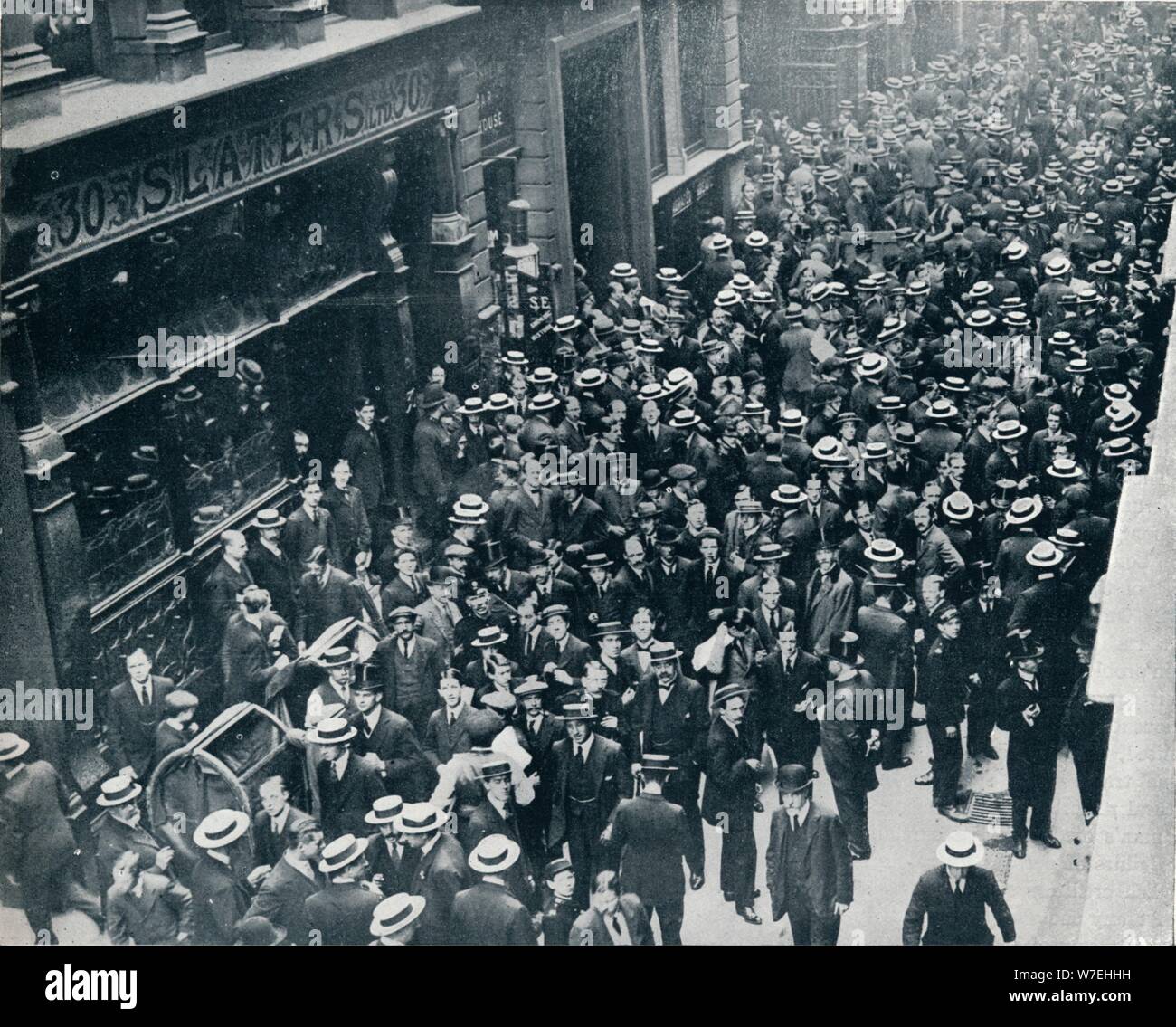 La crise de la guerre dans la ville : la clôture de la Bourse de Londres, 1914. Artiste : Inconnu Banque D'Images