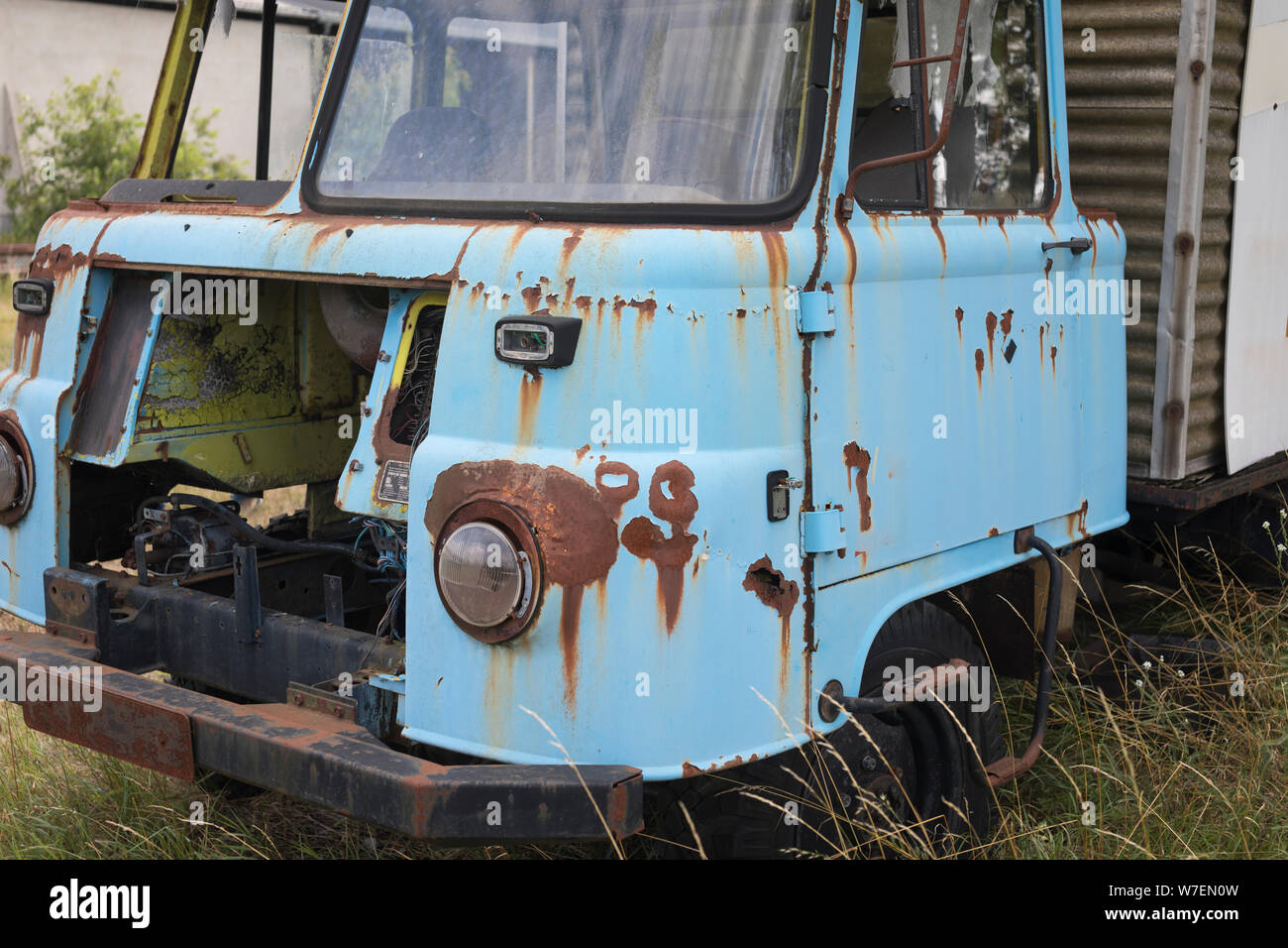 Bleu en décomposition à l'abandon, de l'Allemagne à l'extérieur du chariot Robur Banque D'Images