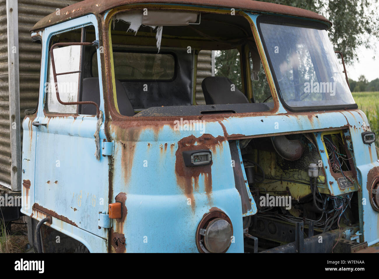 Bleu en décomposition à l'abandon, de l'Allemagne à l'extérieur du chariot Robur Banque D'Images