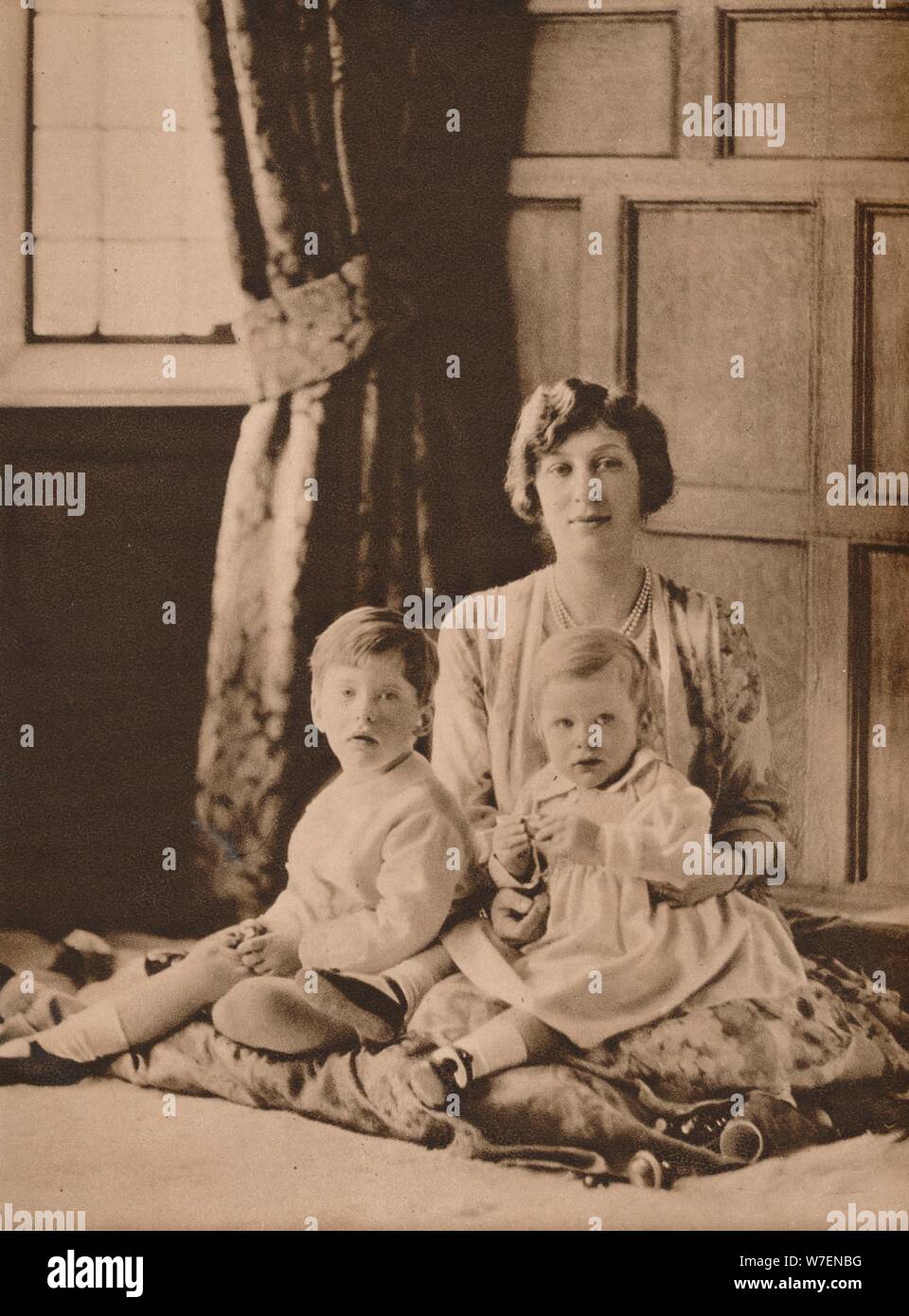 La princesse Mary, Vicomtesse Lascelles, avec ses deux fils, Gerald et George, 1926 (1935). Artiste : Inconnu. Banque D'Images