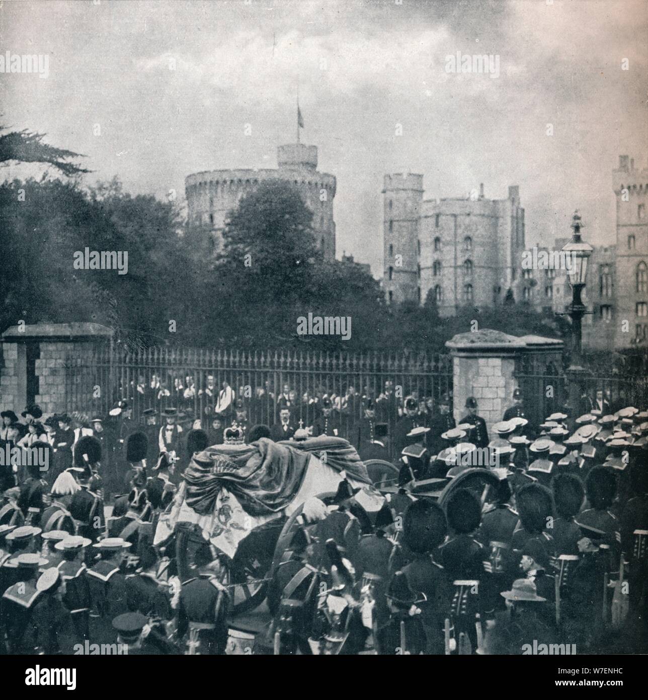 King Edward VII's corbillard d'être introduits dans le parc du château de Windsor, 1910 (1911). Artiste : Horace Walter Nicholls. Banque D'Images