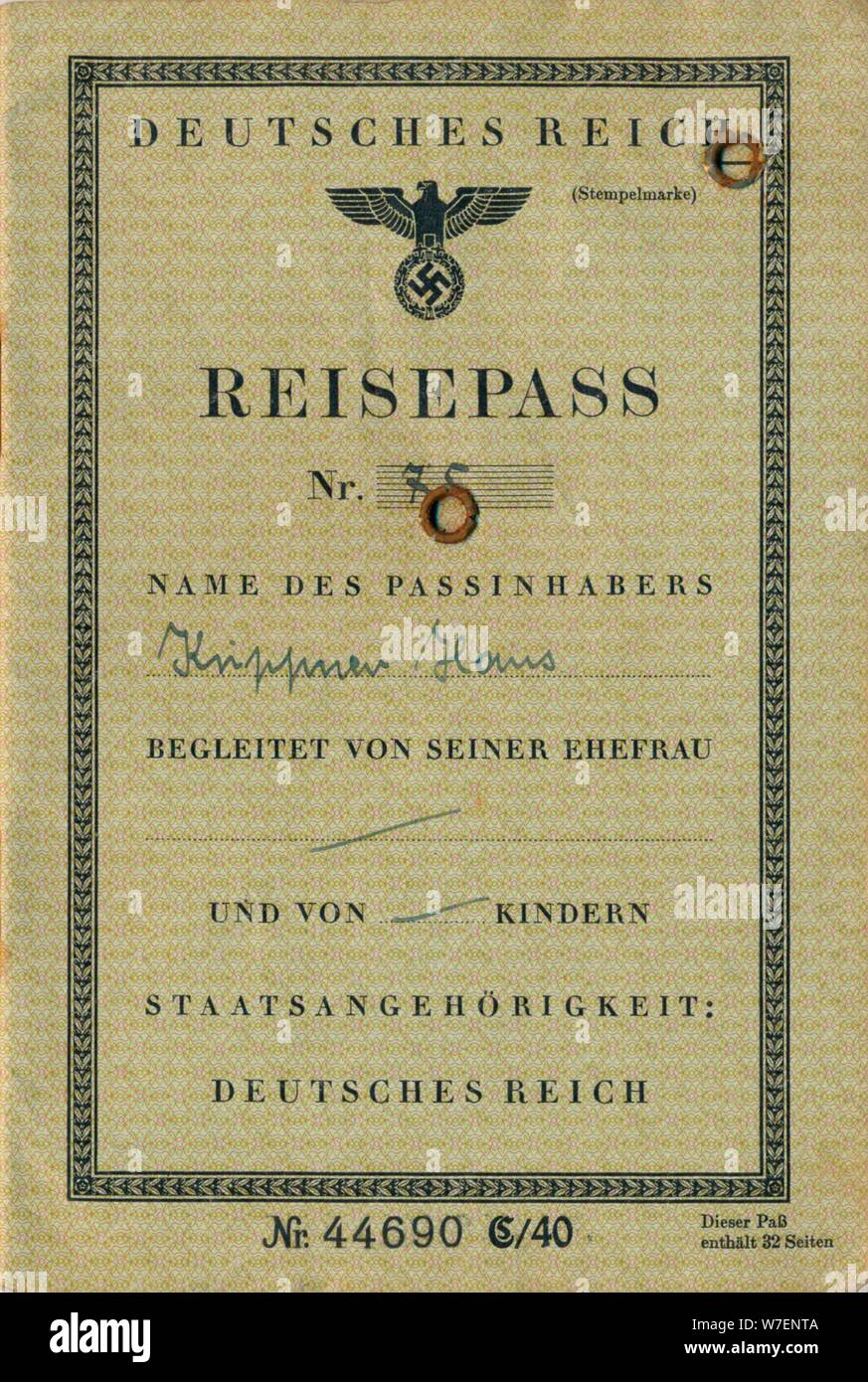 À l'intérieur de la page d'un passeport allemand nazi, c1941. Artiste : Inconnu. Banque D'Images