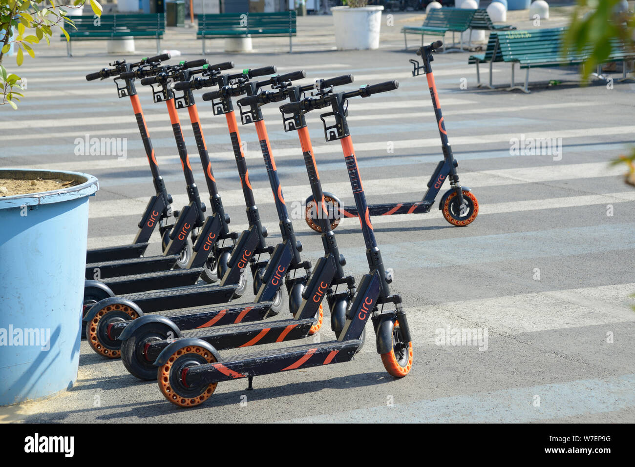 L'Italie, Lombardie, Milan, Piazzale Stazione Genova Square, Scooter électrique Banque D'Images