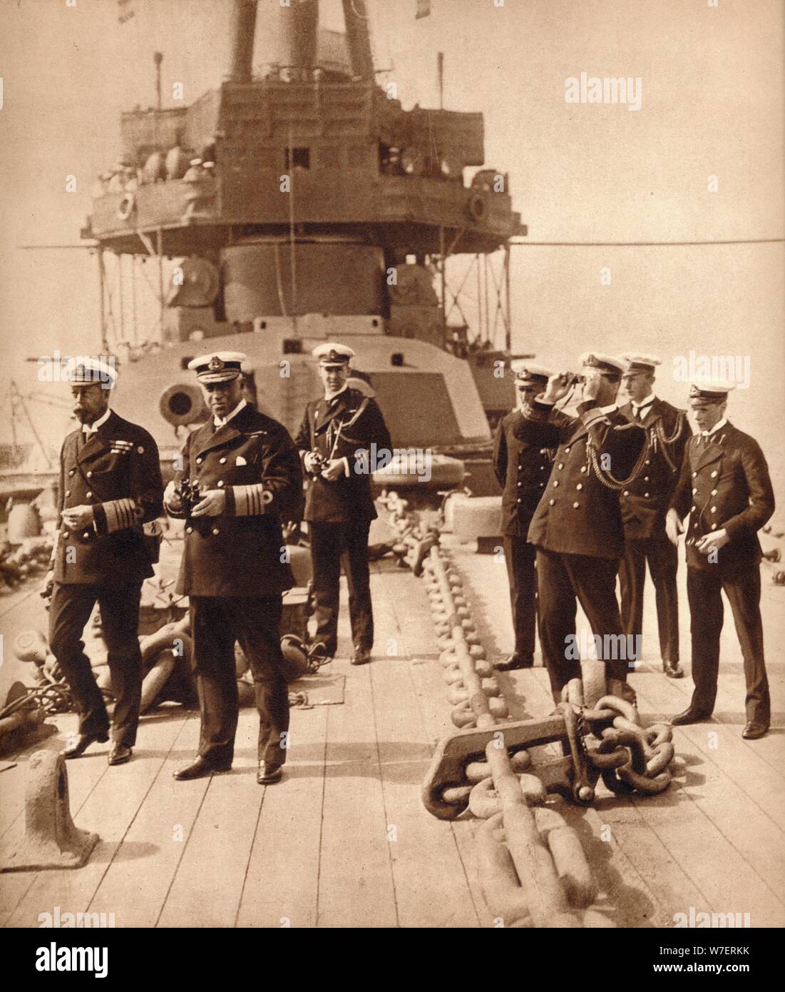 Le roi George V à bord du HMS Neptune, 1910 (1935). Artiste : Inconnu. Banque D'Images