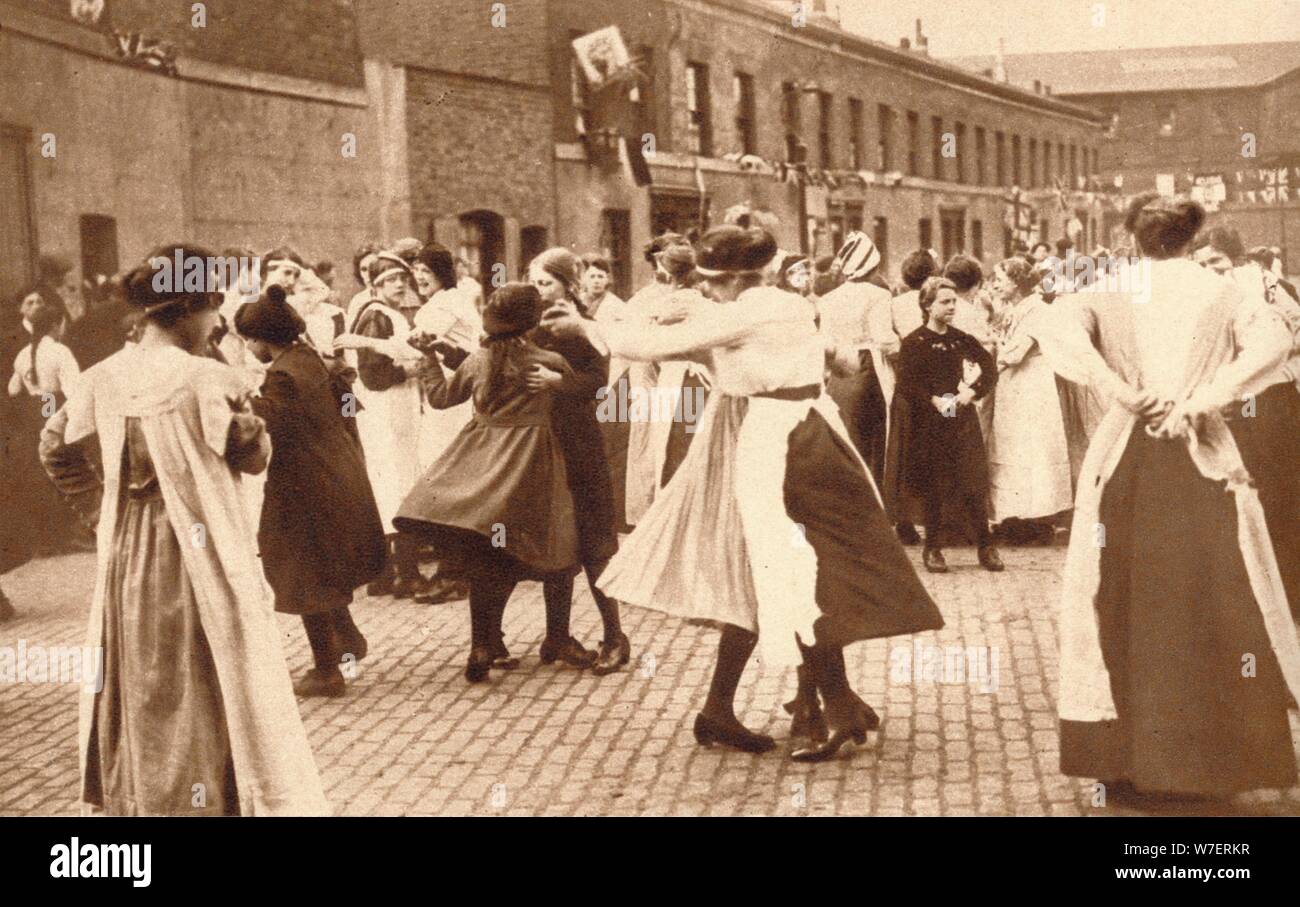 La danse célèbre la fin de la guerre, 1918 (1935). Artiste : Inconnu. Banque D'Images