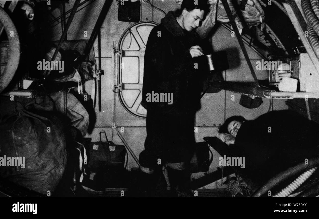 Un gréeur RAF servant le petit-déjeuner à 6h30, c1940 (1943). Artiste : Inconnu. Banque D'Images