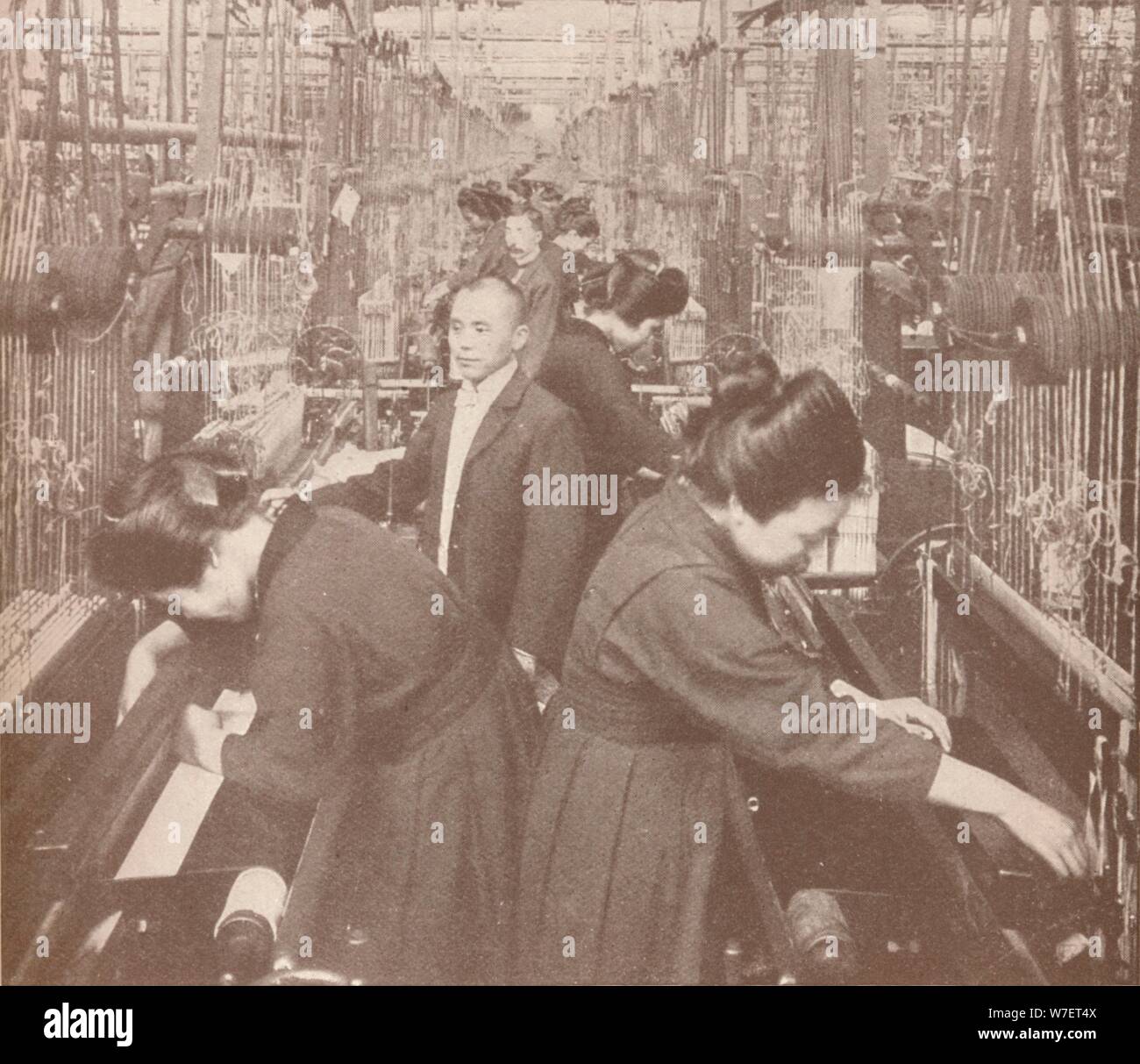 L'intérieur d'occupation d'une usine de soie florissante au Japon, 1907. Artiste : Inconnu. Banque D'Images