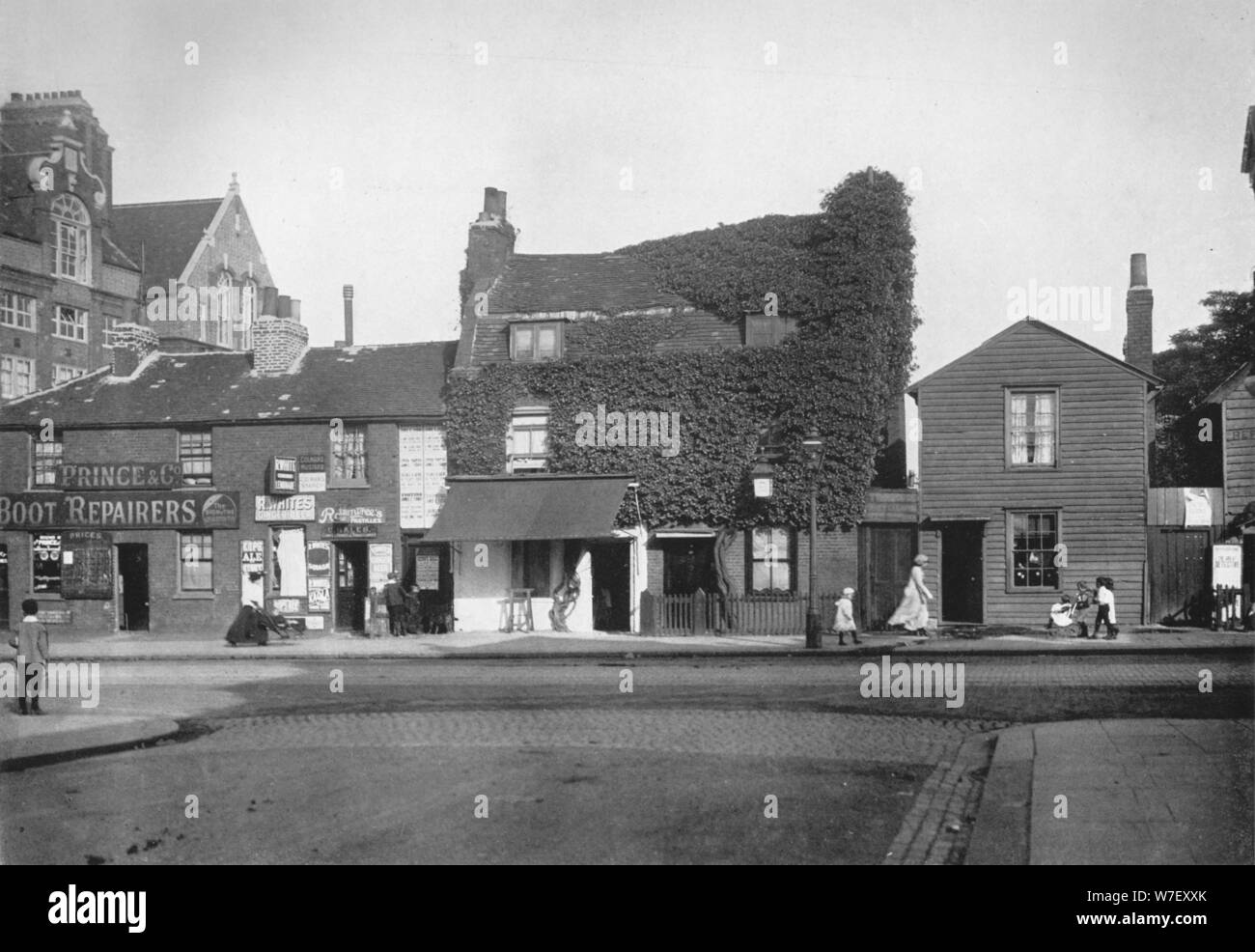'Vieux Cottages in Merton Road, Tooting', c1890, (1912). Artiste : Inconnu. Banque D'Images