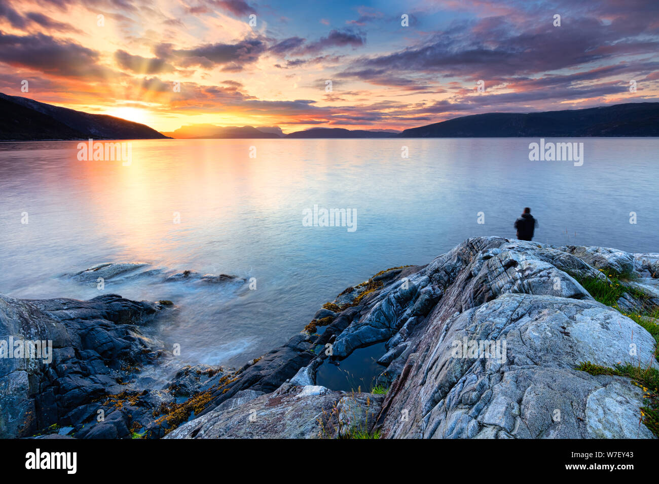 Un pêcheur à la Sogne fjord de la Norvège, d'un beau coucher de soleil avec les montagnes en arrière-plan - image voyage Norvège Banque D'Images