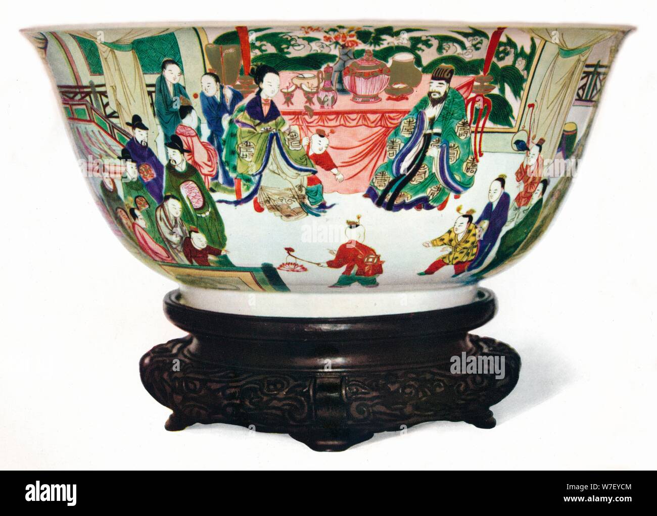 Période Kangxi Famille Verte bol avec une scène de la cour impériale, Chinois, c1705. Artiste : Inconnu. Banque D'Images