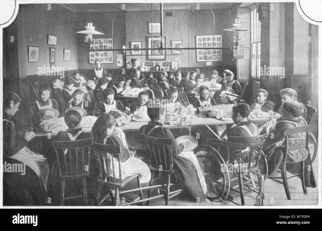 Les filles à la couture, Halliwick School for Girls, Marylebone Road, Londres, c1903 (1903). Artiste : Inconnu. Banque D'Images