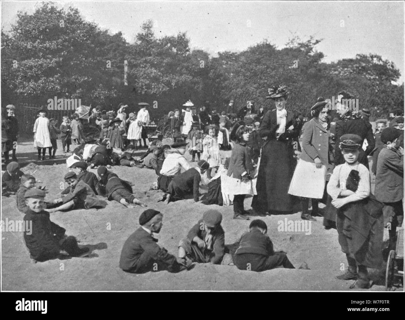 Le bac à sable, Victoria Park, London, c1900 (1901). Artiste : Inconnu. Banque D'Images
