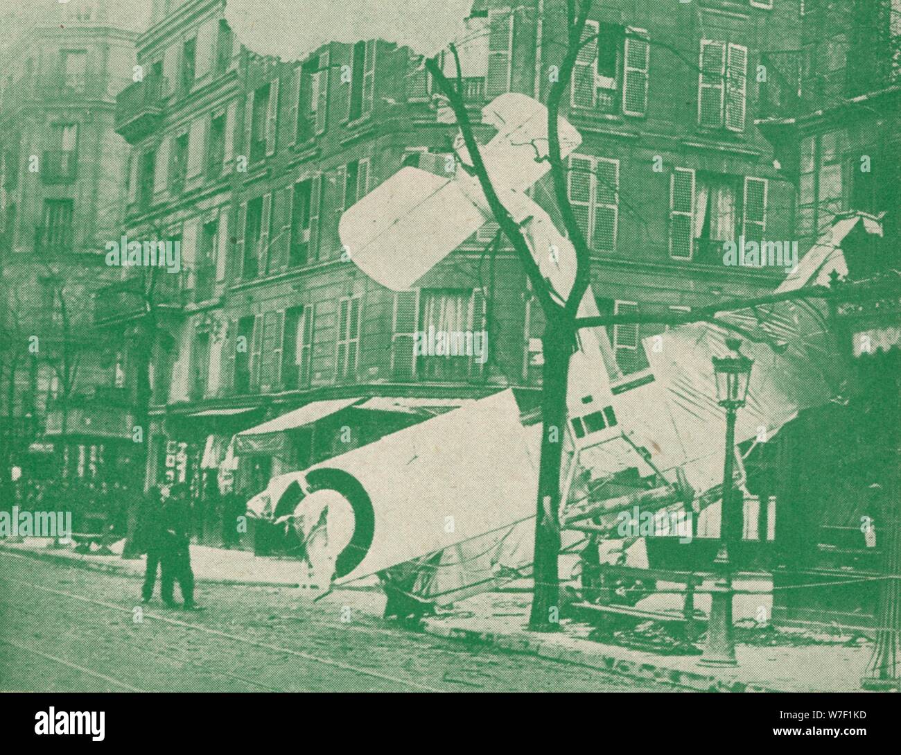 Un avion français descend dans une rue de Paris, c1917 (1919). Artiste : Inconnu. Banque D'Images