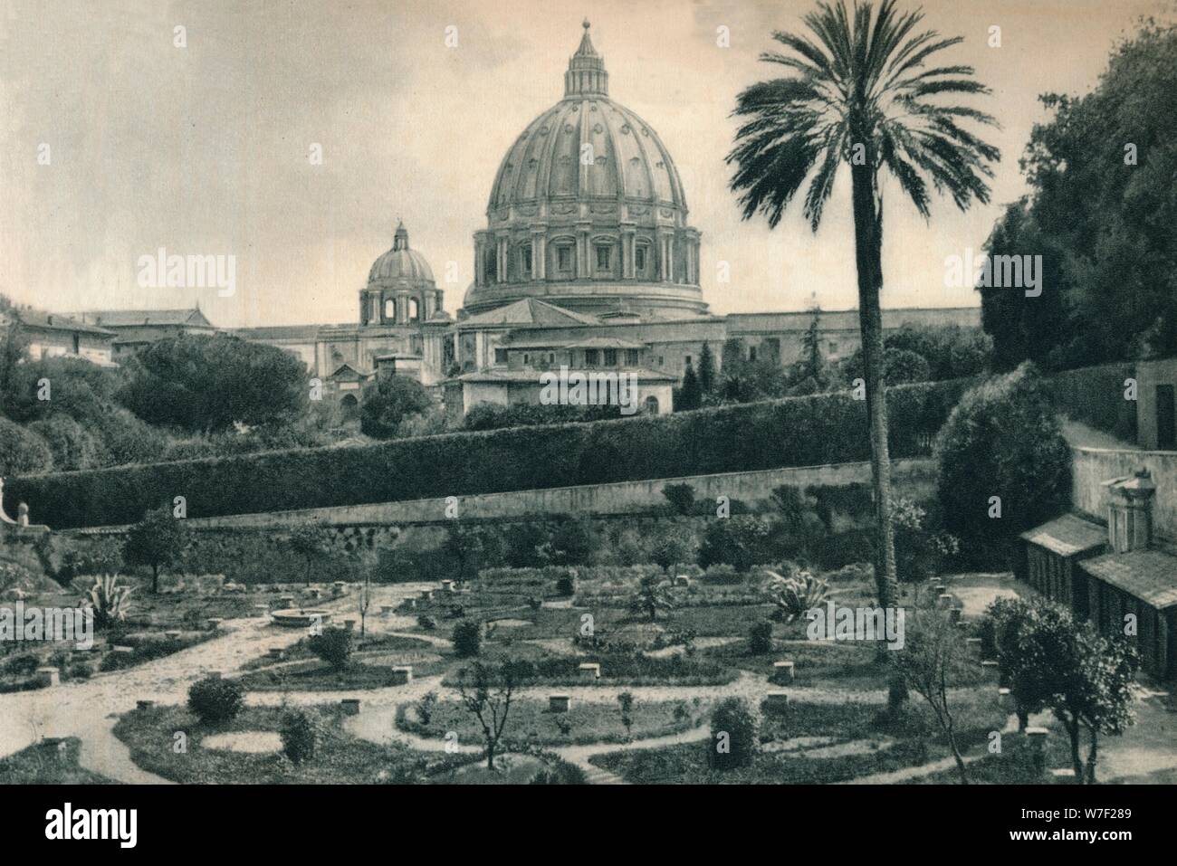 Jardins du Vatican et la coupole de la Basilique Saint Pierre, Rome, Italie, 1927. Artiste : Eugen Poppel. Banque D'Images