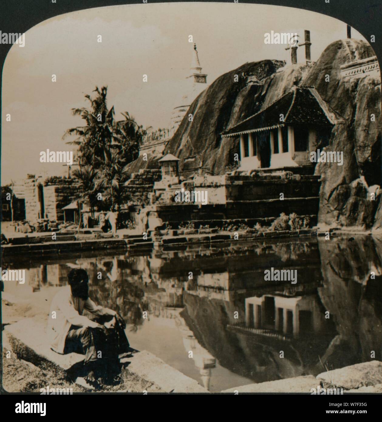 'Isuruminiya, un ancien et pittoresque temple rock au coeur de Ceylon", 1907. Artiste : Inconnu. Banque D'Images