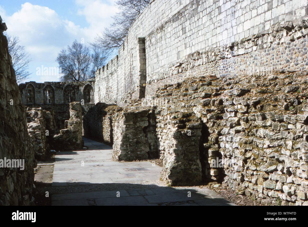Mur de la ville romaine et médiévale, York, 20e siècle. Artiste : CM Dixon. Banque D'Images
