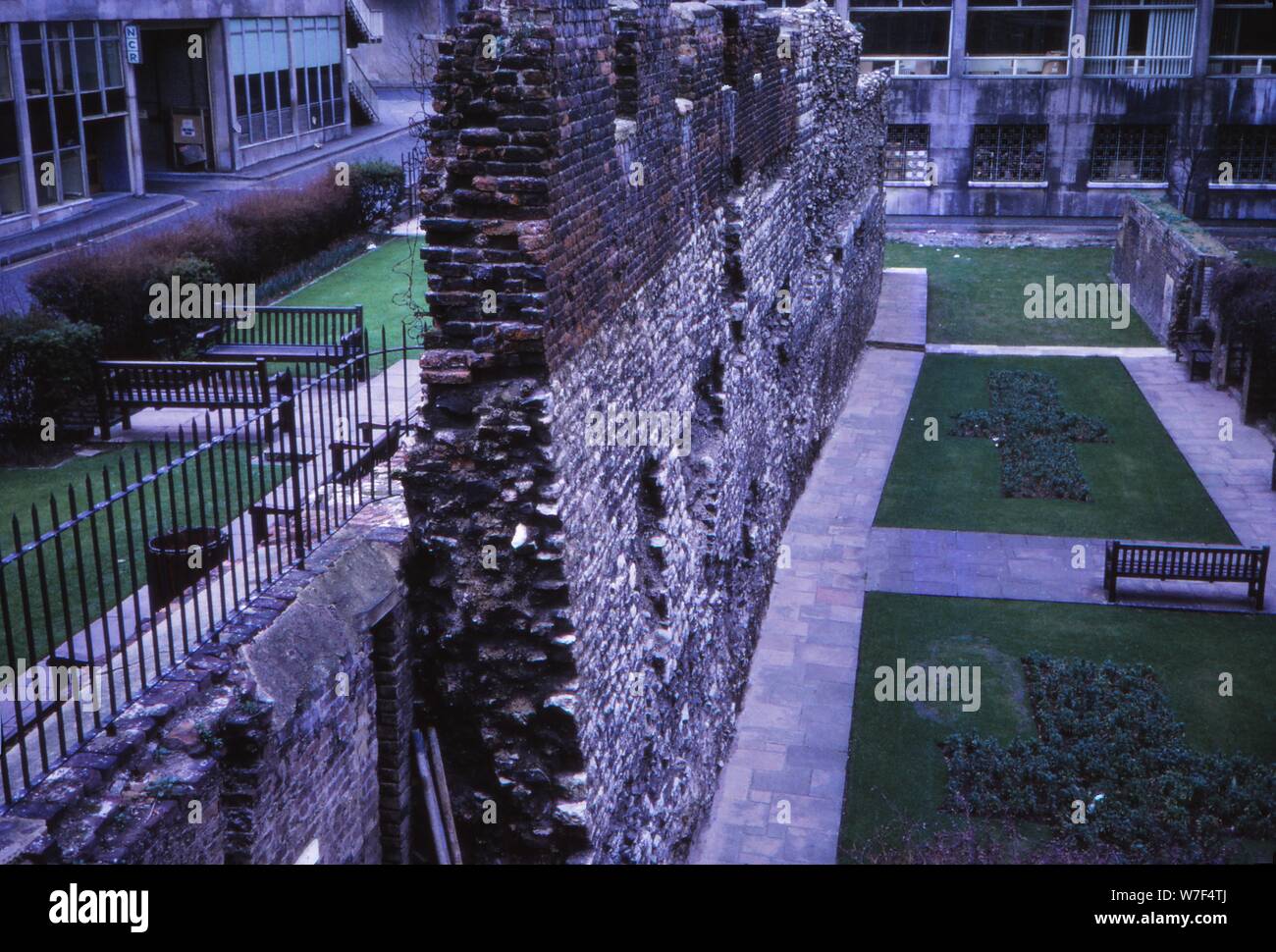 Vestiges de murs romains près de Museum de Londres, 20e siècle. Artiste : CM Dixon. Banque D'Images