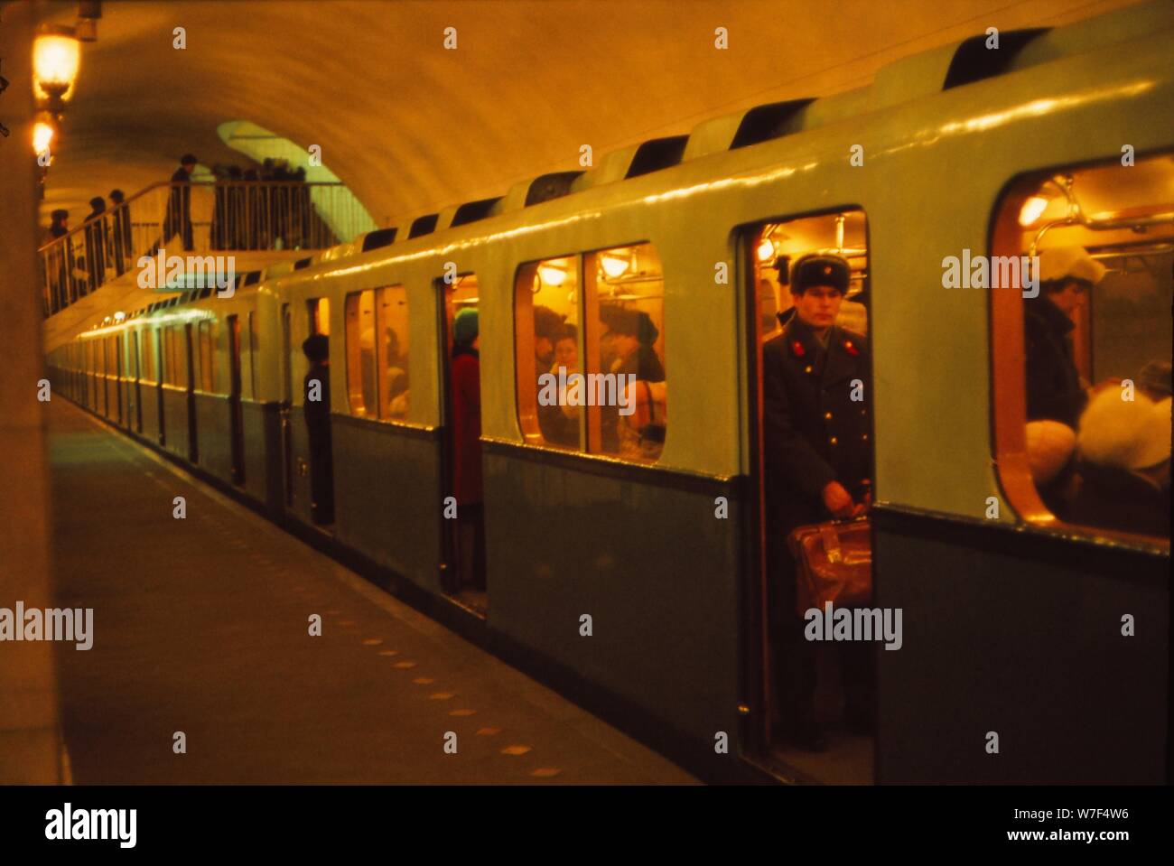 Métro, Leningrad, 1970. Artiste : CM Dixon. Banque D'Images