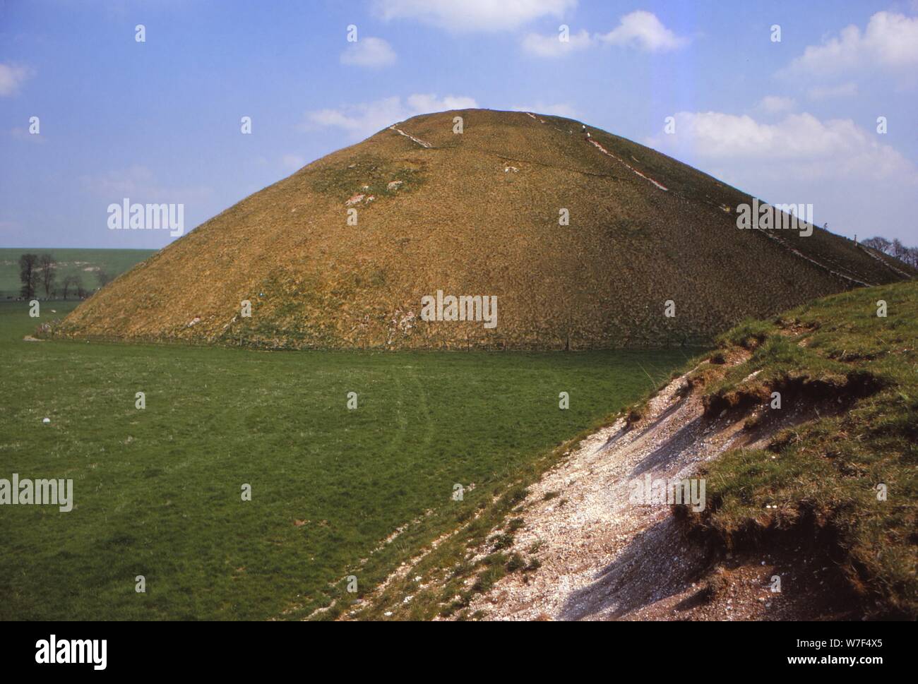 Silbury Hill, Wiltshire à partir de l'Ouest, 20e siècle. Artiste : CM Dixon. Banque D'Images