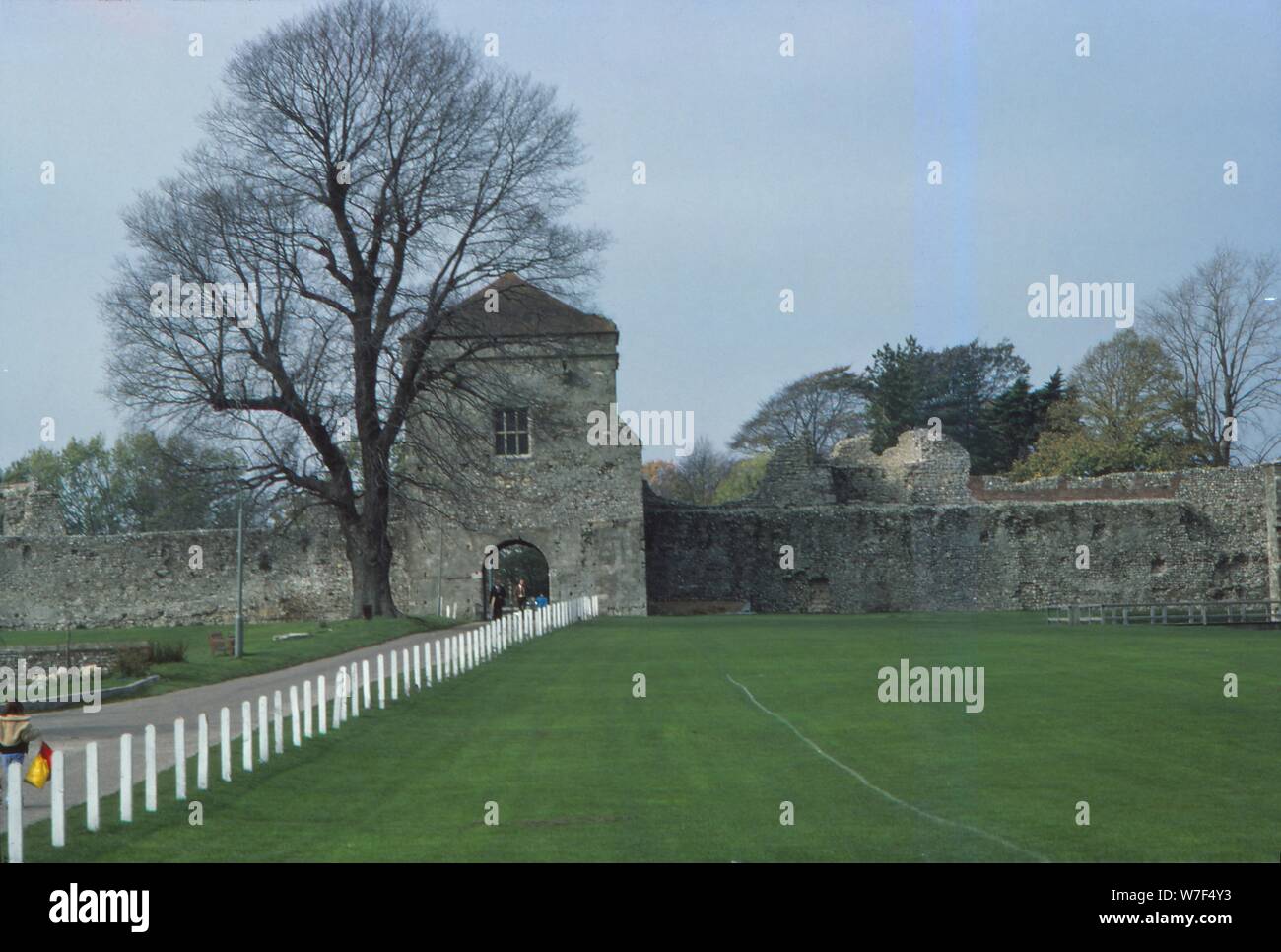 Porchester Castle. Hampshire, 20e siècle. Artiste : CM Dixon. Banque D'Images