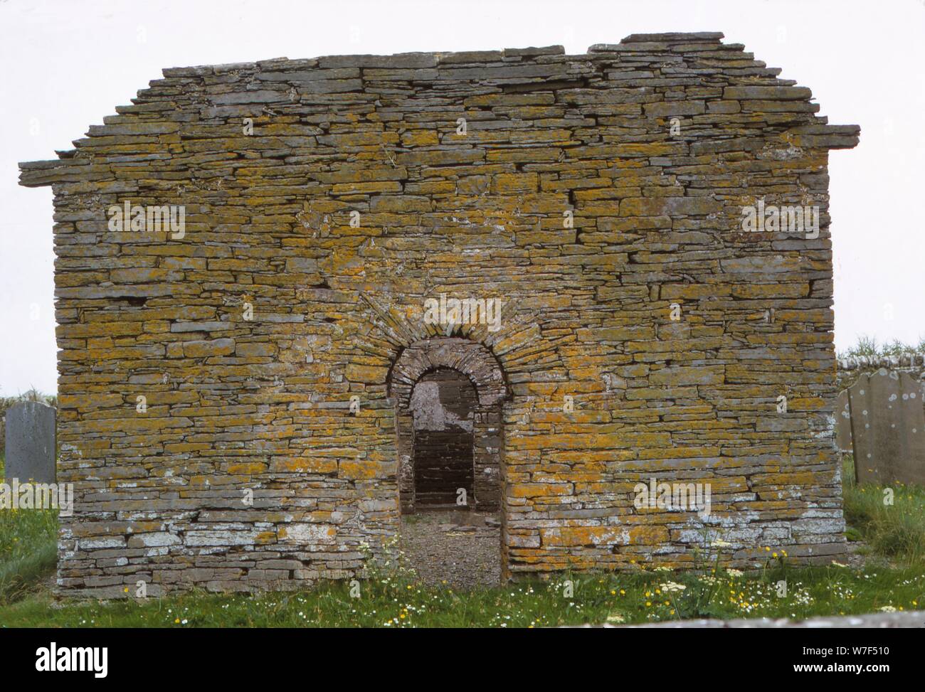 Porte ouest de Kolbein Hrugas Chapelle, c1145, à l'île de Wyre, Orkney, 20e siècle. Artiste : CM Dixon. Banque D'Images