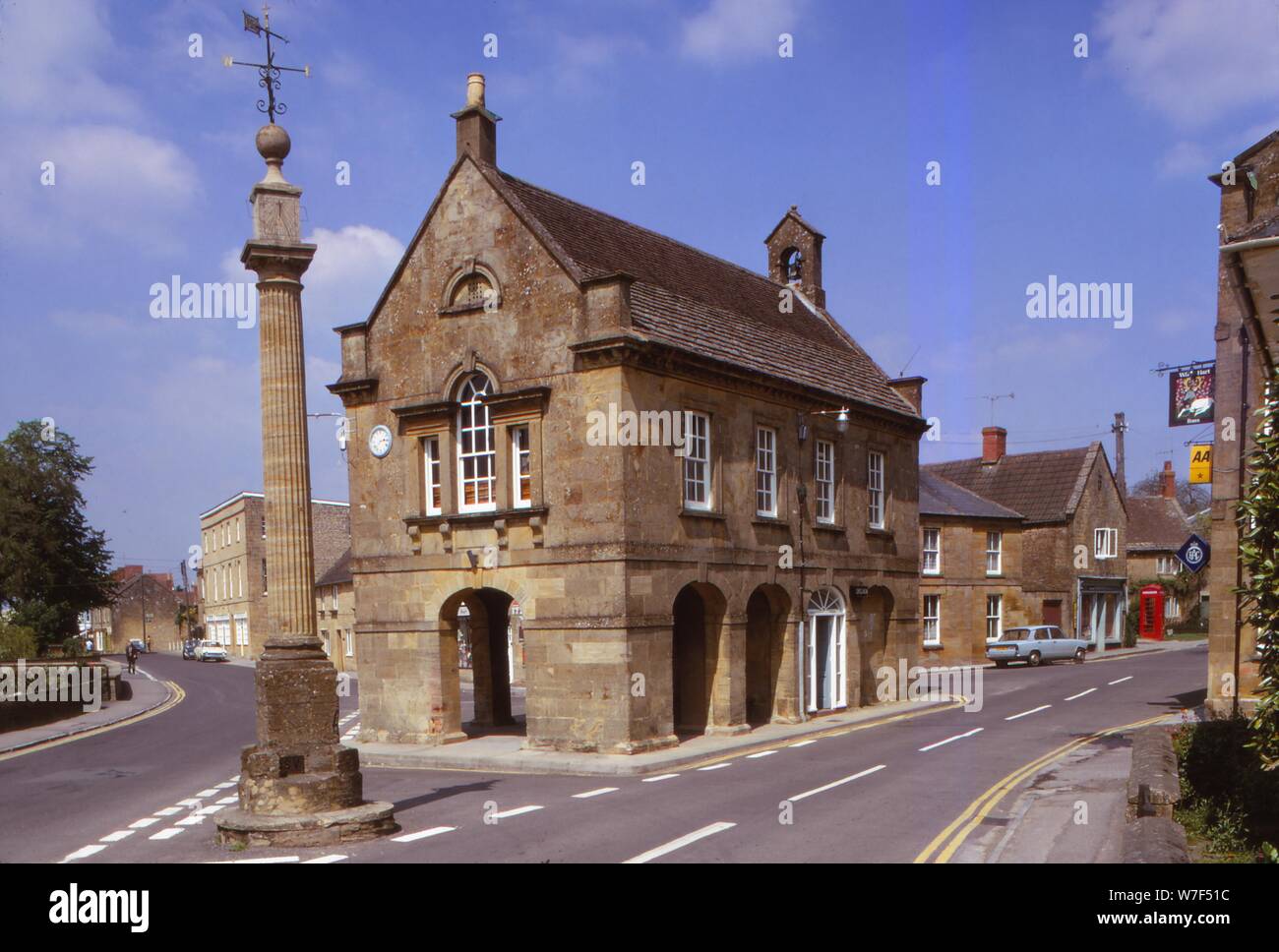 18e siècle Market Hall et croix sur la colonne romaine avec cadran solaire, Langport, Somerset, 20e siècle. Artiste : CM Dixon. Banque D'Images