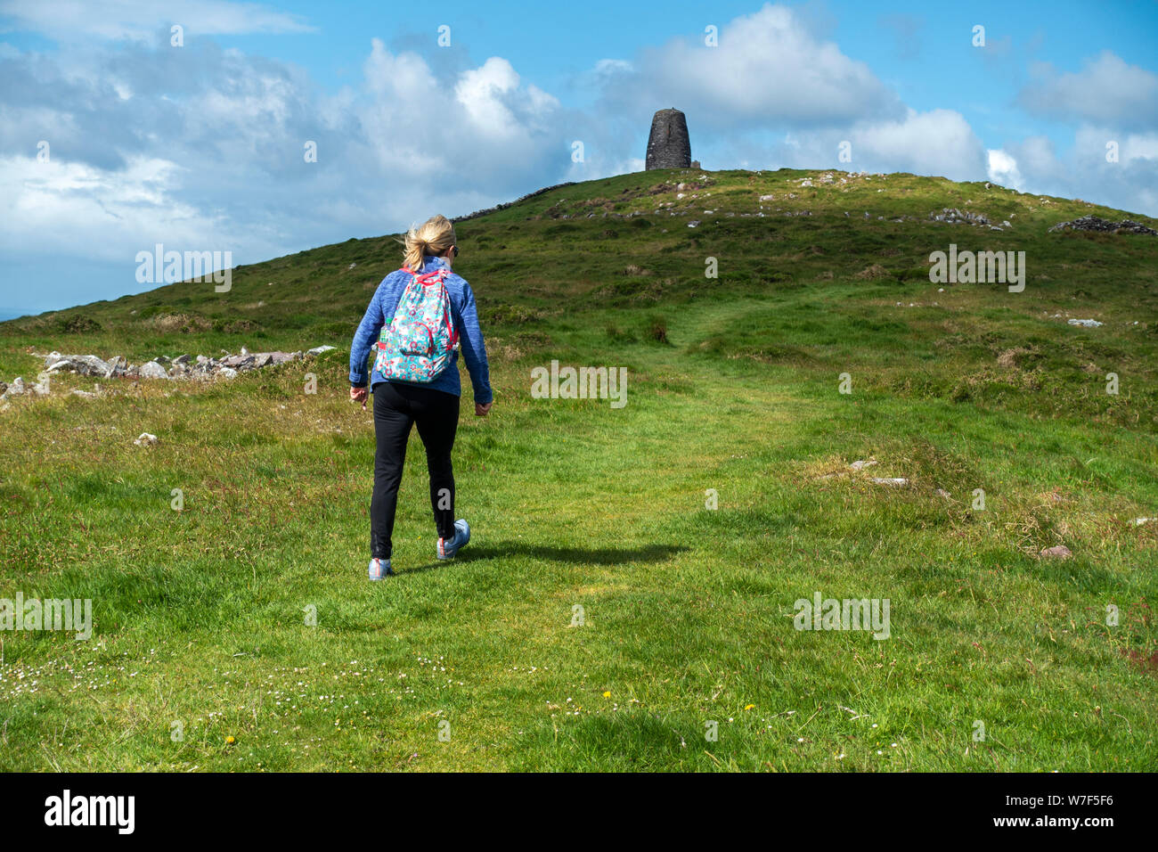 Sentier de randonnée jusqu'Ballymacadoyle Hill à Eask Tower sur la péninsule de Dingle, comté de Kerry, Irlande Banque D'Images