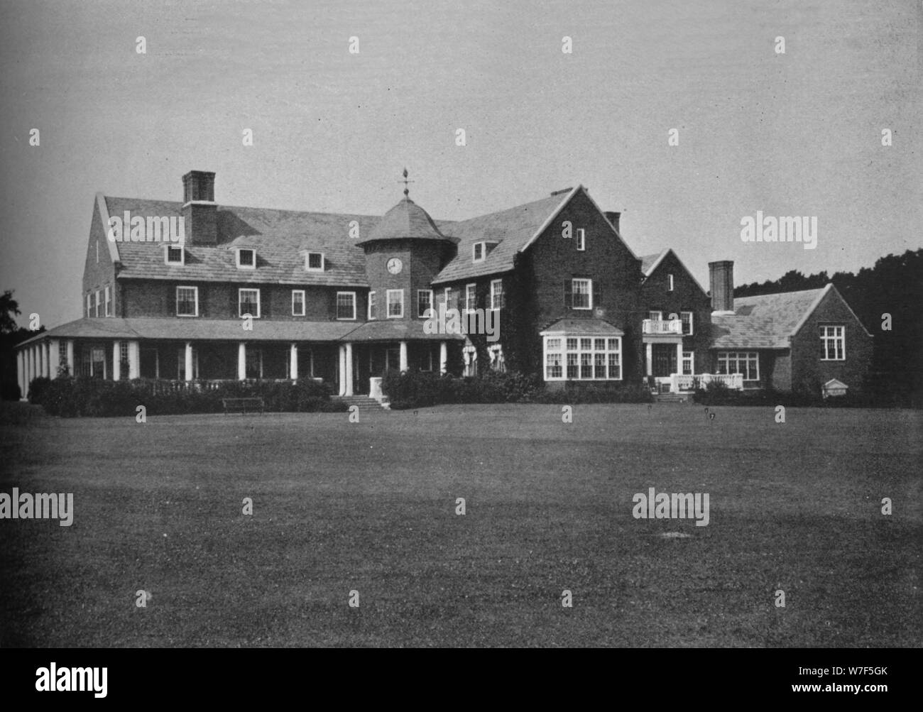 Une élévation de la clubhouse, Essex County Club, Manchester, Massachusetts, 1925. Artiste : Inconnu. Banque D'Images